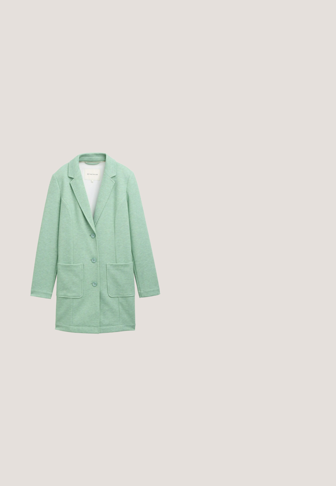 Lichtgroene blazer van gestructureerde stof, met een aangeknipte kraag, drievoudige knoopsluiting en twee voorste opgestikte zakken.; Lichtblauw mouwloos vest met een geribbelde textuur, hoge kraag en ritssluiting aan de voorkant. De stof lijkt zacht en comfortabel.; Grijze langärmige overhemd met knopen en een kraag, gemaakt van lichtgewicht stof en voorzien van een subtiele textuur en witte knopen.; Slim-fit denim jeans in een vervaagde blauw-grijze kleur, met vijf zakken, subtiele wassing en een enkele knoopsluiting.; Sneakers met een grijs en muntkleurig ontwerp, gemaakt van gladde en gestructureerde materialen, met een dikke witte platformzool en een vetersluiting.; Grijze leren crossbodytas met een gestructureerd oppervlak, rechthoekige vorm, verstelbare schouderriem en een klepsluiting.
