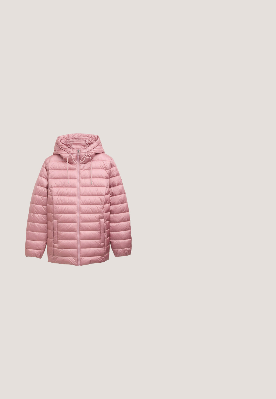 Hellrosa Puffy-Jacke mit Kapuze, horizontalen Steppnähten, Frontreißverschluss und zwei seitlichen Taschen. Glatte, glänzende Textur.; Langärmliger, lockerer Pullover aus einem weichen, rosa Strickmaterial. Rundhalsausschnitt und überschnittene Schultern, mit einer strukturierten Oberfläche.; Kurzarm-Poloshirt in Hellrosa mit weißen Streifen, ausgestattet mit einem Kragen und einer Knopfleiste mit drei Knöpfen, aus einem glatten Stoff gefertigt.; Hellblaue Denim-Jeans mit geradem Bein, fünf Taschen, mittlerer Bundhöhe und glatter Textur. Mit Knopfverschluss.; Rosa und cremefarbene Sportschuhe mit einem Obermaterial aus Leder und Wildleder, runder Zehenform, Schnürverschluss und perforierten Akzenten an den Seiten. Flaue Gummisohle.; Beige Lederhandtasche mit einer geschwungenen Silhouette, Tragegriff und abnehmbarem Schulterriemen. Verfügt über dezente Nähte und graue Akzente.