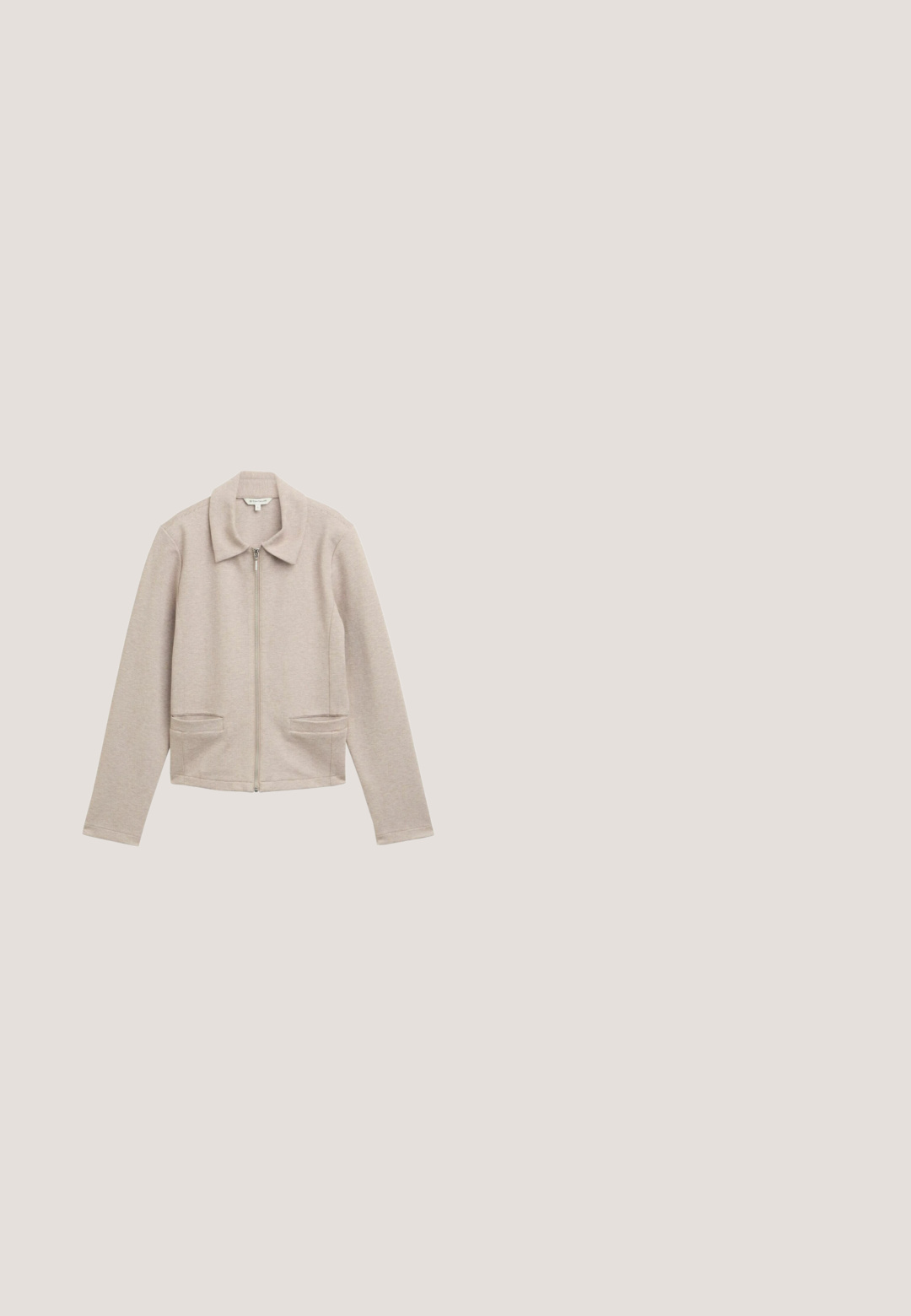 Lys beige zip-jakke med krave, lange ærmer og to forlommer. Lavet af et ribbet, struktureret stof.; Beige strikket sweater med V-hals, lange ærmer og sideslidser. Har et tekstureret mønster og ribbet detaljer ved halsudskæringen og manchetterne.; Lys pink langærmet skjorte med knapper og krave samt struktureret polkaprikket mønster. Lavet af blødt stof med strukturerede ærmer.; Mørkeblå lige ben jeans lavet af denim. Har fem lommer, kontrastfarvet orange syning og en linning med mærkets navn.; Peter Kaiser Loafers - sand suede; Lysebeige læderhåndtaske med en glat overflade, kort hank og kædeaccentrem. Har et guldemblem på fronten.