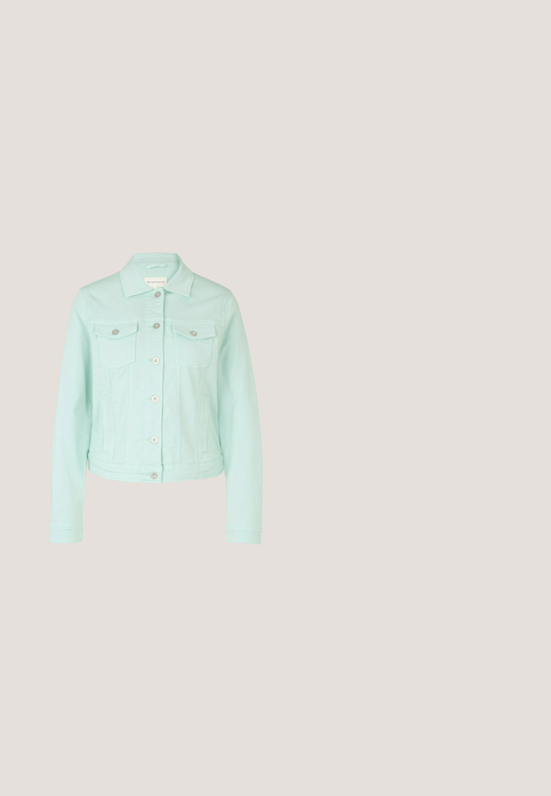 Chaqueta vaquera verde menta claro con mangas largas, cierre frontal con botones, dos bolsillos en el pecho con solapas y cuello clásico.; Vestido sin mangas con estampado de leopardo, tirantes con volantes y corpino fruncido, tela ligera y falda suelta, adecuado para uso informal.; Pantalones de pierna ancha de color gris claro, confeccionados en una tela suave, con cierre de botón frontal y dos bolsillos laterales.; Sandalia negra de cuero con suela gruesa con dibujo, tiras delanteras tejidas, correa en el tobillo y cierre con hebilla dorada sobre fondo blanco.; Bolsa rectangular negra con cremallera, con el logo "BIMBA Y LOLA", cordón beige anudado y dos cuentas rojas sujetas al tirador de la cremallera.; Anillo de color dorado con diseño texturizado de cabeza de león y piedras preciosas de colores: acentos verdes, naranjas, azules, morados y rosas.