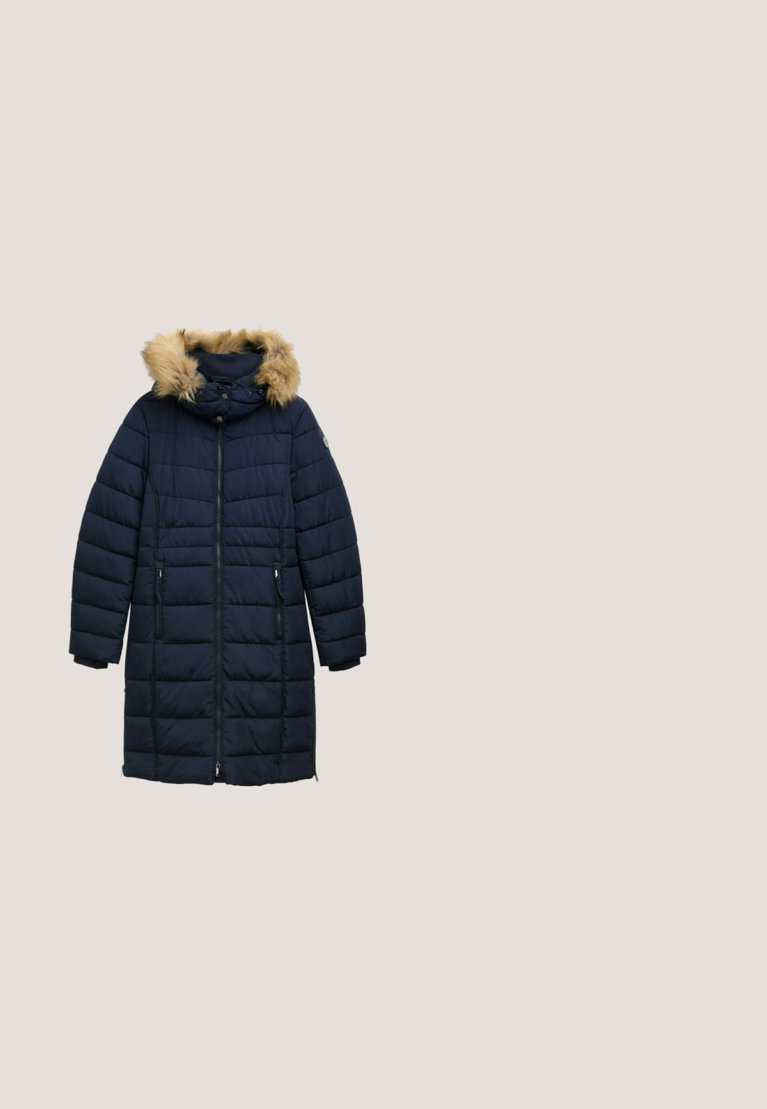 Marineblaue Steppjacke mit abnehmbarem Kunstfellkapuze, gestepptem Design, zwei seitlichen Reißverschlusstaschen und einem vorderen Reißverschluss.; Marineblauer Strickpullover mit lockerer Passform, weitem Rundhalsausschnitt und gerippten Bündchen. Mit einem strukturierten Muster über den gesamten Stoff.; TOM TAILOR DENIM T-Shirt basic - sky captain blue; Marineblaue Hosen aus gewebtem Stoff, mit einem elastischen Bund und Kordelzug, zwei vorderen Taschen und umgeschlagenen Säumen.; TOM TAILOR Sneaker low - navy; Schwarze, halbmondförmige Lederhandtasche mit Tragegriff oben und abnehmbarem, bordeauxfarben-weiß gemusterten Schulterriemen mit silberner Schnalle.