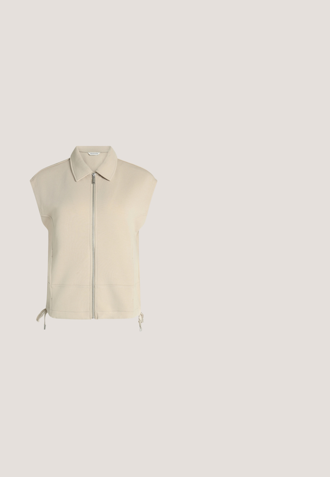Beige ärmellose Weste mit Reißverschluss, Kragen und verstellbaren Kordeln am Saum, flach auf weißem Hintergrund liegend.; Helles beige Langarmhemd mit Knopfleiste, lockerer Passform und einer strukturierten Oberfläche. Verfügt über einen klassischen Kragen und sichtbare Knöpfe.; Beige Baumwollshorts mit Knopfverschluss, zwei seitlichen Taschen und geradem Schnitt. Sie verfügen über eine glatte Textur und ein einfaches Design.; Beige Lackleder-Pumps mit spitzem Zeh, einem Knöchelriemen und einem massiven Quadratabsatz. Glatte Textur mit glänzender Oberfläche.; Beige und weiße rechteckige Umhängetasche mit goldener Kettenriemen und goldenem Verschlussdetail auf der Vorderklappe.; Goldenes Kettenarmband mit einem Abschnitt aus weißen Perlen, einem Verschluss und einem kleinen klaren Edelstein-Akzent auf schlichtem Hintergrund.