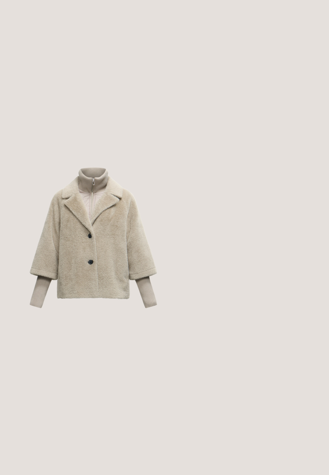 Beige faux fur-frakke med to sorte knapper over en ribstrikket højhalset beige sweater med lynlås og lange ærmer.; Brun langærmet sweater med cremefarvet kant på krave, manchetter og bundet halstørklædedetalje, vist mod en lys baggrund.; Beige viddebukser med høj talje, der har frontfolder, en glat tekstur og en skræddersyet design. Ingen synlige lommer eller udsmykninger.; Brun flad sko med spids tå og dekorativ spændedetalje på toppen, sat mod en ensfarvet lys baggrund.; Brun ruskind handbag med en samlet design, der har en enkelt tan læderstrop og en subtil guld logo detalje på fronten.; Par af skinnende gyldne dobbelt loop øreringe med stift-lukning på hvid baggrund.