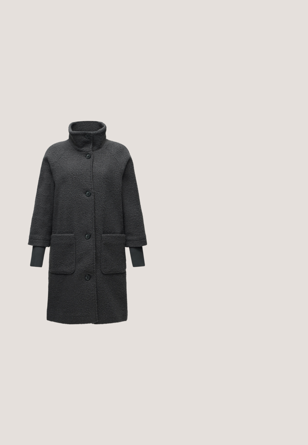 Manteau en laine gris foncé à boutons, col montant, deux poches plaquées devant et poignets en maille côtelée prolongeant les manches.; T-shirt noir à manches longues, col rond et ourlet droit, présenté à plat sur un fond blanc uni. Aucun motif ni logo visible.; Pantalon noir taillé avec une texture lisse, présentant une coupe droite, des passants pour ceinture et deux plis avant pour plus de détails.; Bottine noire en cuir lisse, dotée de deux sangles à boucle et d'un talon carré avec un léger accent translucide.; Sac à main structuré noir avec doubles poignées, bandoulière amovible, garnitures dorées et petit logo frontal indiquant Anna Field.; Paire de boucles d'oreilles créoles en argent, chacune avec une moitié lisse et une moitié ornée de petits strass clairs.