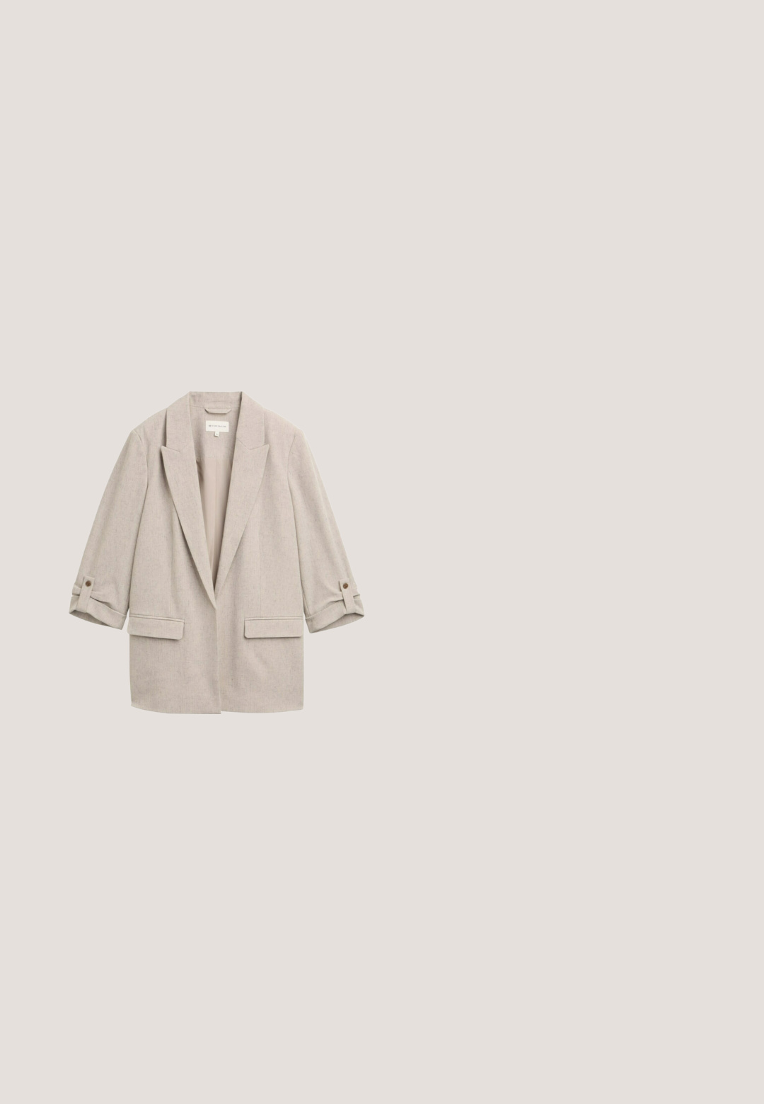 TOM TAILOR Halflange jas - taupe/black structure; Wit geribd mouwloos crop top met ronde hals en een zichtbaar beige merklabel binnenin de kraag.; Lichtblauwe denimstof jeans met een brede pijpdesign, hoge taille en koordsluiting. Heeft een gestructureerde afwerking en een ruwe zoom.; Witte leren sneakers met een ronde neus, platte veters en een dikke rubberen zool. Gladde textuur met minimale stikseldetails.; Tan rechthoekige leren crossbodytas met verstelbare riem en zilveren gespen, voorzien van een klein merknaam reliëf in het midden van de voorkant.; Gouden hoepel oorbellen met een gladde, ronde vorm. Voorzien van een kleine scharnierluiting, lichte uitstraling en een gepolijste afwerking.