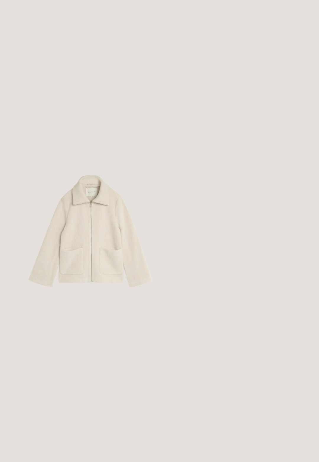 Lichtbeige jas met ritssluiting, brede kraag, gestructureerde stof en twee opgestikte voorzakken, getoond op een witte achtergrond.; Witte geribde cardigan met lange mouwen en een V-hals. Voorzien van een sluiting met zes knopen en een cropped zoom. Zachte textuur.; Wit, gebreid langemouwtop met een ronde hals en een relaxte pasvorm, maat medium, gepresenteerd op een effen witte achtergrond.; Beige wijde broek met een gestructureerde stof, elastische tailleband en zijzakken. Kenmerkt zich door een relaxte pasvorm en recht gesneden pijpen.; Witte leren sneaker met een ronde neus, gestructureerde ribbelzool en tonale veters. Bevat een subtiel logo en een gladde afwerking overal.; Schoudertas van gestructureerd crèmekleurig faux leder, semi-cirkelvormig, verstelbare schouderriem, minimale stiksels en subtiele branding aan de onderkant.