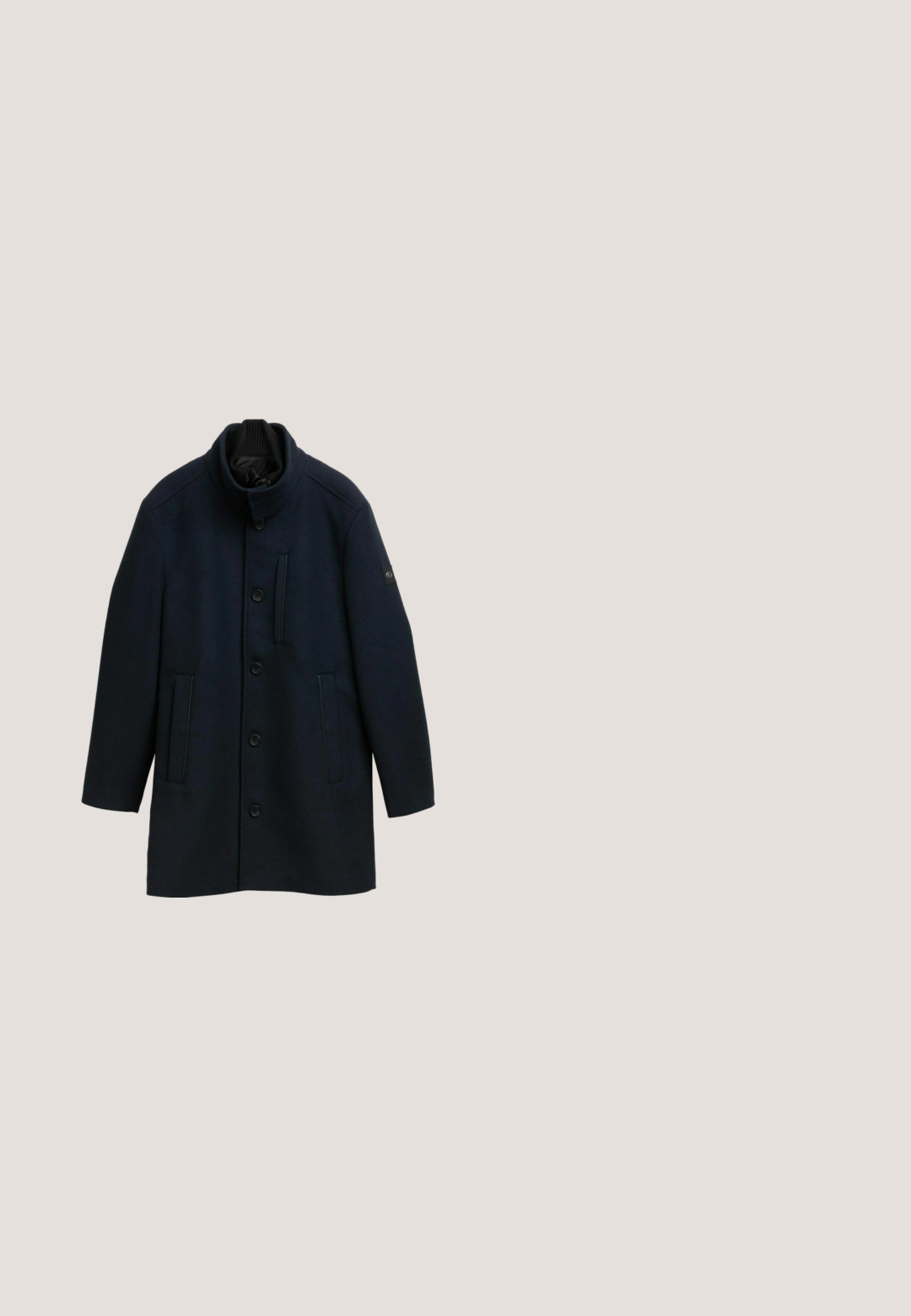 Mænds mørkeblå uldfrakke med ståkrave, fem knapper, tre lommer og et sort mærke på venstre ærme.; Crewneck sweater i mørkeblå, fremstillet af blødt stof med en glat tekstur, der har lange ærmer og ribbede manchetter samt kant.; Lyseblå kortærmet T-shirt lavet af blødt bomuld, med rund halsudskæring og en diskret logodetail på venstre bryst.; Marineblå bomulds chinos med lige ben, knaplukning og sidelommer. Glat tekstur og minimalt synlige sømme.; Sort ruskind ankelstøvle med snørebånd fortil, to metaløjer og en sort gummisål med let hæl, vist fra venstre side.; Sort crossbody taske lavet af slidstærkt stof, med en frontlomme med lynlås, sølvhardware og en justerbar rem. Logoet vises prominent.