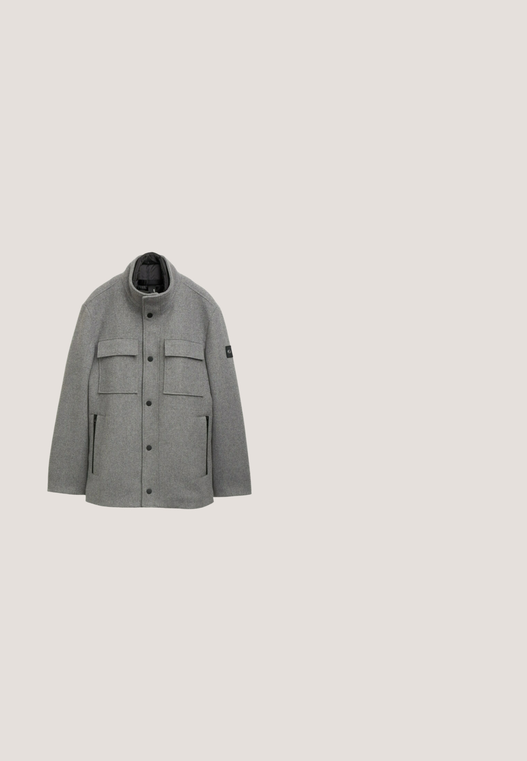 Grijze wollen jas met een hoge kraag, voorste drukknoopsluitingen, twee borstzakken en twee zijzakken met rits; gestructureerde stof met een gladde voering.; Donkergrijze pullover trui, gemaakt van ribbelgebreid stof. Beschikt over een kwart-rits kraag en lange raglanmouwen. Strak, eenvoudig ontwerp.; Donkergrijs shirt met lange mouwen en een ronde hals, klein logo op de linkerborst en geribde manchetten, getoond op een witte achtergrond.; Dunne zwarte denim jeans met een vervaagde afwerking, vijf zakken, riemlussen en subtiele stikseldetails langs de naden.; Zwarte leren enkelboot met een gestructureerde afwerking, voorzien van zes metalen oogjes, een gevoerde kraag en een robuuste rubberen zool. "TOM TAILOR" is in de zijkant geperst.; Zwarte leren crossbody tas met een textuur, voorzien van een ritscompartiment en een verstelbare schouderband; beschikt over een voorvak en een merklabel aan de voorkant.