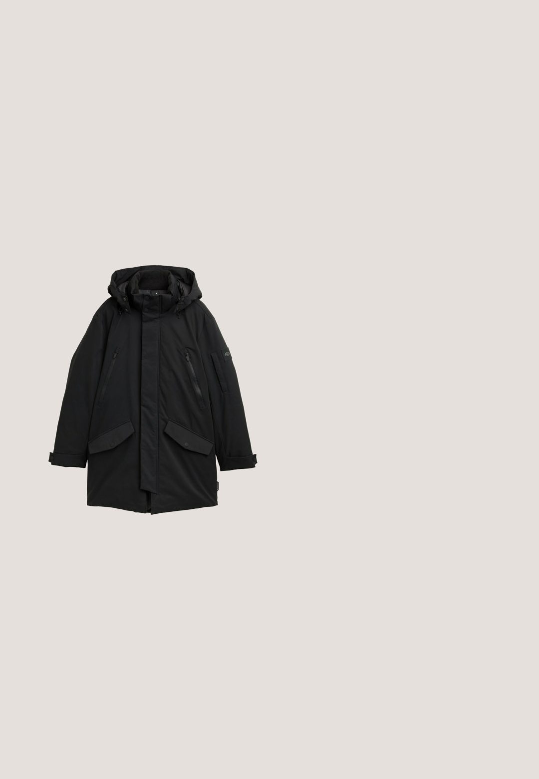 Zwarte parka-jack met een capuchon, voorzien van ritszakken, drukknopen en een geïsoleerde binnenkant voor warmte. Textuurstof met horizontale lijnen.; Zwarte gebreide trui met lange mouwen, geribde boorden, een hoge kraag en een kwart ritssluiting aan de voorkant met een ritslipje.; Zwarte stof met een gladde textuur, met geplooide lagen die zachte golven creëren en de zachte, matte oppervlakte benadrukken.; Zwarte cargobroek van duurzaam materiaal, voorzien van meerdere zakken, waaronder twee zijvakken en een ritszak aan de voorkant.; Zwarte midhoge veterboots met dikke zool, zichtbare stiksels en het merk "Tom Tailor" aan de zijkant, voorzien van een gevoerde kraag en metalen veteroogjes.; Zwarte crossbody tas van soepel nylon. Voorzien van een ritssluiting, verstelbare schouderband en een subtiele logopatch aan de voorkant. Rectangulaire vorm.