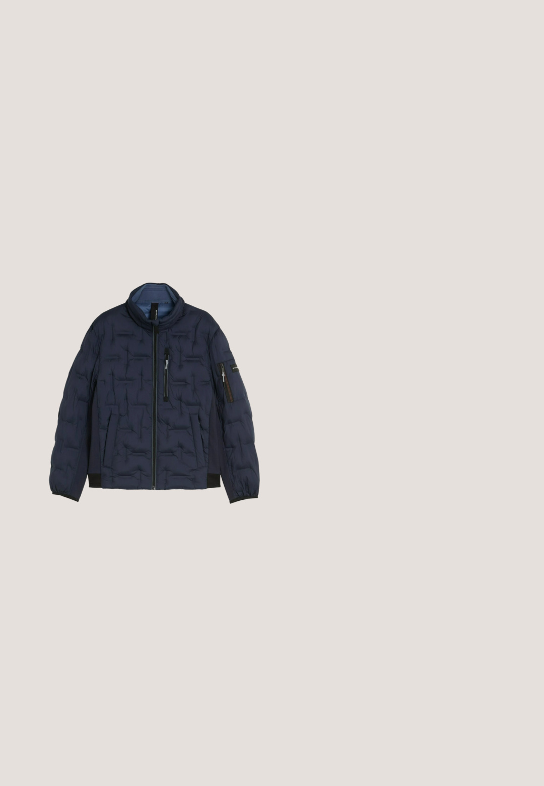 Marineblaue gesteppte Jacke mit Frontreißverschluss, Reißverschlusstasche auf der Brust, Reißverschlusstasche am Ärmel und Stehkragen, gezeigt vor weißem Hintergrund.; Türkiser Strickpullover mit langen Ärmeln, gerippter Textur, runder Halsauschnitt und geradem Saum. Dezente Nähte sind entlang der Nähte sichtbar.; Helle blaue Baumwoll-T-Shirt mit kurzen Ärmeln. Verfügt über einen dunkelblauen und orangefarbenen grafischen Text: "TOM TAILOR" und "PREMIUM QUALITY". Einfacher runder Halsausschnitt.; Dunkelblaue Denim-Jeans mit normaler Passform, ausgestattet mit einem Reißverschluss, fünf Taschen und kontrastierendem gelben Nähten. Insgesamt glatte Textur.; Braune Lederstiefeletten mit einem flauschigen Kragen, runder Spitze, Schnürdesign und einer strukturierten Gummisohle mit tiefen Rillen für besseren Halt.; Graue textile Schultertasche mit strukturiertem Oberfläche, verstellbarem schwarzen Tragegurt und geprägtem "Porsche Design"-Logo auf der Vorderseite.