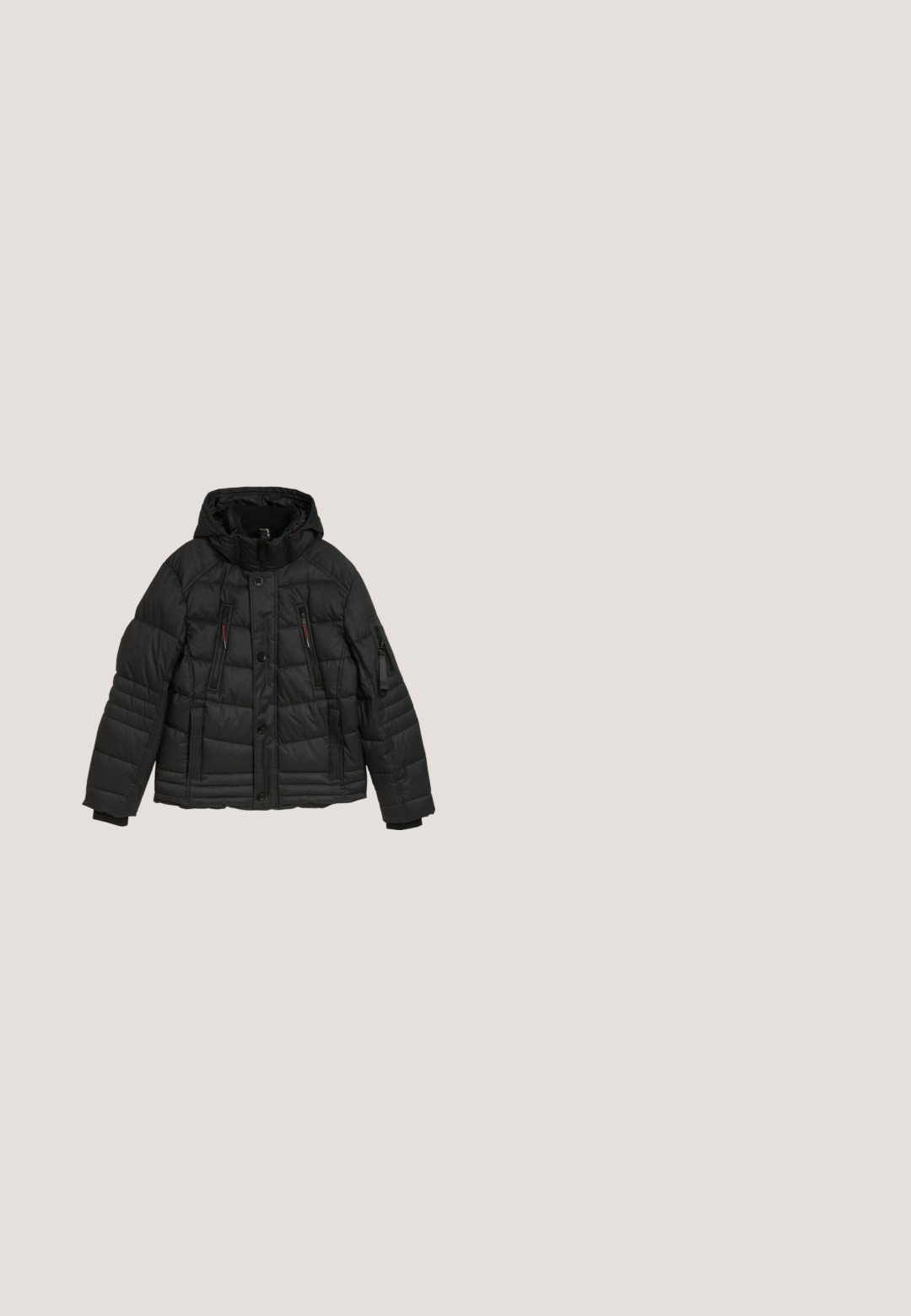 Schwarze gesteppte Winterjacke mit Kapuze, vorderen Knöpfen, Reißverschlusstaschen an Brust und Seiten sowie gesteppte Ärmel.; Schwarzer gerippter Pullover mit Rundhalsausschnitt und langen Ärmeln. Texturierter Stoff und ein Etikett sind am Ausschnitt sichtbar.; Hellbeige Langarmshirt mit Rundhalsausschnitt, auf dem ein graues Logo mit der Aufschrift "DENIM TOM TAILOR ESTABLISHED 2007" gedruckt ist.; Graue Denim-Jeans mit geradem Bein, ausgestattet mit klassischem Fünf-Taschen-Stil, aufgerollten Säumen und dezenter Verfärbung des Stoffes.; Schwarze Stiefel aus Leder mit Schnürdesign und seitlichem Reißverschluss, gepolsterter Knöchel und robuster Gummisohle. Verstärkter Nahtdetails.; Strellson NORTHWOOD RS CLINT - Umhängetasche - khaki