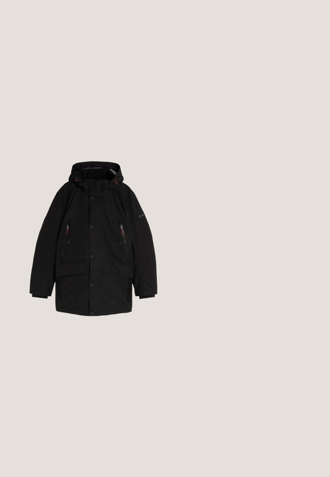 Parka d'hiver noire à capuche avec boutons-pression à l'avant, deux poches poitrine zippées et deux poches à rabat près de l'ourlet.; Tissu noir texturé avec un motif côtelé, présentant de multiples plis et ondulations, mettant en valeur une finition mate et une apparence durable.; Polo gris avec un col noir et des accents sur les manches. Comprend une fermeture à trois boutons et un petit patch logo sur la poitrine. Tissu en mélange de coton.; Jean en denim gris foncé coupe slim avec poches avant et passants de ceinture, taille 31 par 32, détail légèrement délavé sur les cuisses.; Bottes noires en cuir, avec un design à lacets et une fermeture éclair sur le côté, poignet rembourré et semelle en caoutchouc robuste. Détails de couture renforcés.; Ceinture en cuir noir avec une boucle en métal gris mat. Présente une texture lisse et un détail de couture simple sur la sangle.