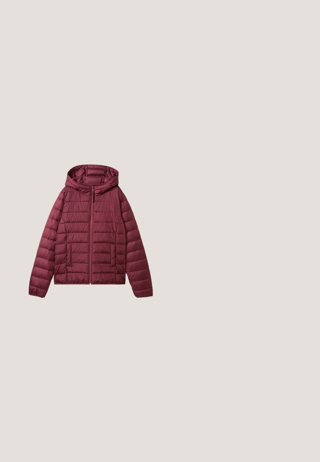 Burgunderfarbene Steppjacke mit Reißverschluss, Kapuze und gestepptem Design. Verfügt über Vorderaschen und eine glatte, leichte Textur.; Langärmliger, lockerer Pullover aus einem weichen, rosa Strickmaterial. Rundhalsausschnitt und überschnittene Schultern, mit einer strukturierten Oberfläche.; Rotes Langarm-T-Shirt aus weichem Stoff mit Rundhalsausschnitt. Mit einem weißen Grafikdesign "Alpine Escape" in der Mitte.; Bordeauxfarbene Hosen mit einem Kordelzugbund, Fronttaschen und umgeschlagenen Säumen. Hergestellt aus weichem Stoff mit glatter Textur und dezenten Nahtdetails.; Herren Low-Top-Sneaker mit burgunderrotem Obermaterial, beigem Fersenakzent, braunen Schnürsenkeln und hellbrauner Gummisohle, von der Seite auf weißem Hintergrund gezeigt.; Bordeauxrote Leder-Umhängetasche mit verstellbarem Riemen, Frontreißverschlusstasche und silberfarbenen Reißverschluss- und Hardware-Details auf weißem Hintergrund.