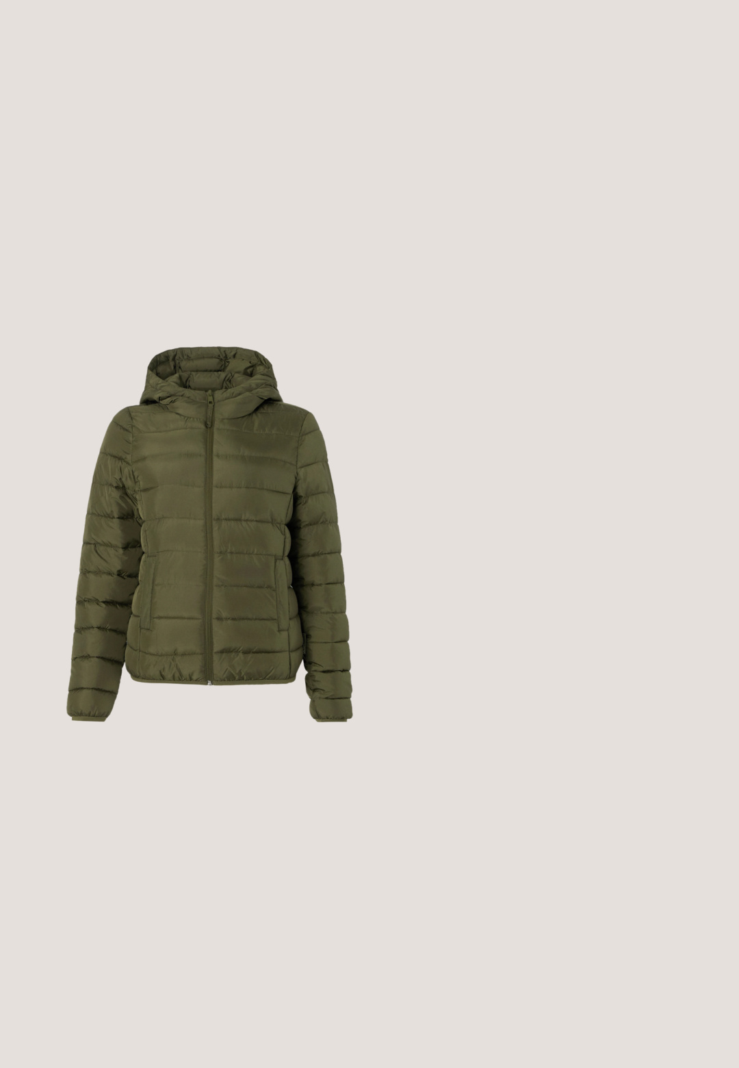 TOM TAILOR DENIM LIGHTWEIGHT PUFFER JACKET - Veste mi-saison - grape leaf green; Top à manches courtes à fleurs avec un décolleté en V, une fermeture à boutons et un fond blanc orné de motifs de fleurs bleues, vertes et brunes.; Pantalon droit couleur kaki clair avec passants pour ceinture, fermeture par bouton et braguette zippée, présenté sur un fond uni.; Baskets en satin vert clair avec une finition texturée, accents beiges, bout arrondi et lacets. Semelle en caoutchouc et design de rayure minimaliste.; Sac à main structuré vert olive avec double poignées, bandoulière amovible, poches latérales et quincaillerie dorée sur fond blanc.; Collier en perles et bracelet assorti avec fermoirs en or et petit charm rond en or décoré de petits cristaux sur fond blanc.