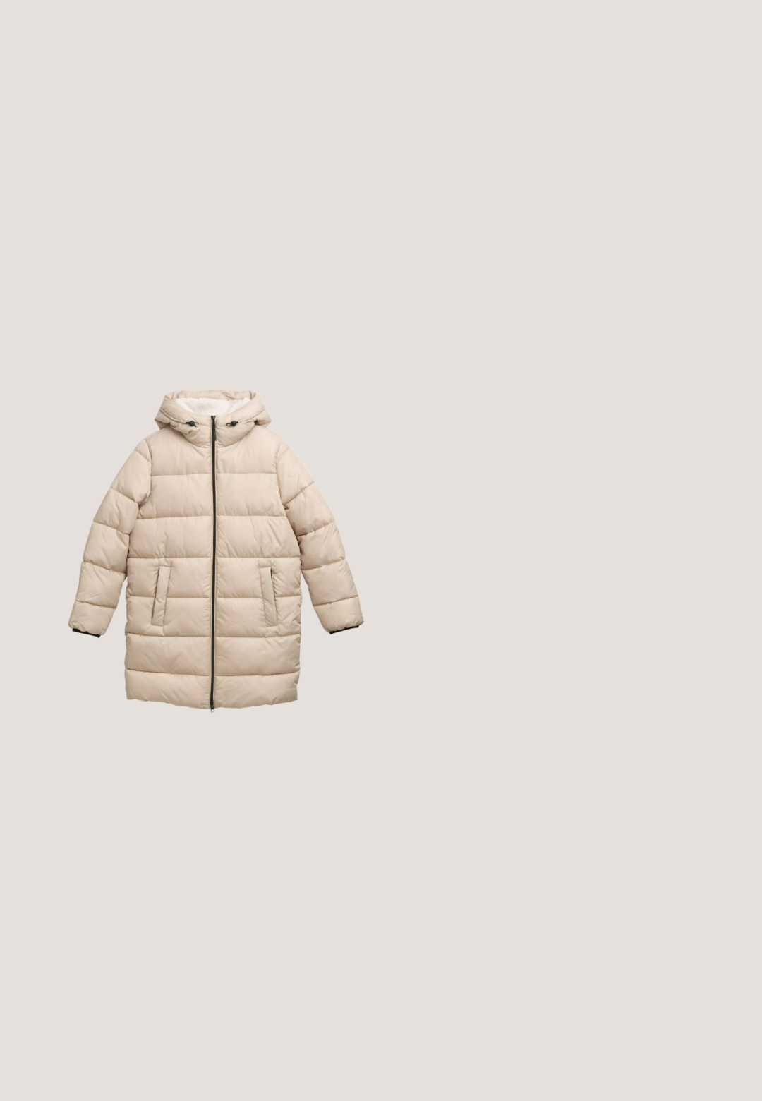 Beige Steppjacke mit Kapuze, vertikalem Reißverschluss, zwei Fronttaschen, gestepptem Design und elastischen Bündchen für zusätzlichen Wärme.; cremestrickpullover mit rundhalsausschnitt, gerippten bündchen und saum. weiche textur und leicht übergroße form.; Langärmliges, weißes, geripptes Strickoberteil mit Rundhalsausschnitt und lockerer Passform, Größe M, auf einem schlichten weißen Hintergrund präsentiert.; Blaue Denim-Jeans mit hoher Taille, slim Fit, Fronttaschen, Reißverschluss und kontrastierenden Nähten. Strukturierte Gestaltung mit glatter Textur.; Beige Knöchelschuh mit elastischen Seitenpaneelen, strukturiertem Stoff und einer dicken weißen Gummisohle. Verfügt über eine Zuglasche für einfaches Anziehen.; Beige Umhängetasche aus strukturiertem synthetischem Material. Mit einem Reißverschluss und einer Fronttasche mit geprägtem Logo. Verstellbarer Tragegurt inklusive.