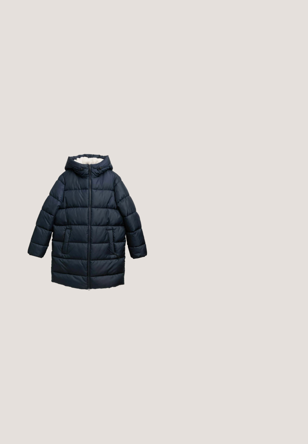 Mørkeblå pufferjakke med hætte, der har en lynlås foran, to sidelommer og en blød, kontrastfarvet fleeceforing. Tyk quiltet design.; Blå ribbet sweater med lange ærmer, rund halsudskæring og en hvid accentlinje. Blød tekstur, cropped længde og lige pasform.; Lys blå langærmet skjorte med V-hals og blødt, tekstureret stof med lodrette hvide striber. Elastiske manchetter ved håndleddene.; Marineblå brede bukser lavet af letvægtigt stof, med et rent design og lige snit, forsynet med sidelommer og uden synlige lukninger.; Mørkeblå strikket sneaker med grå snørebånd, hvid sål, sort hælflise og dekorative små perler på siden og tåområdet.; Navy tekstil tote bag med to hanke, tekstureret overflade og en frontlomme med et lyseblåt grafisk element.