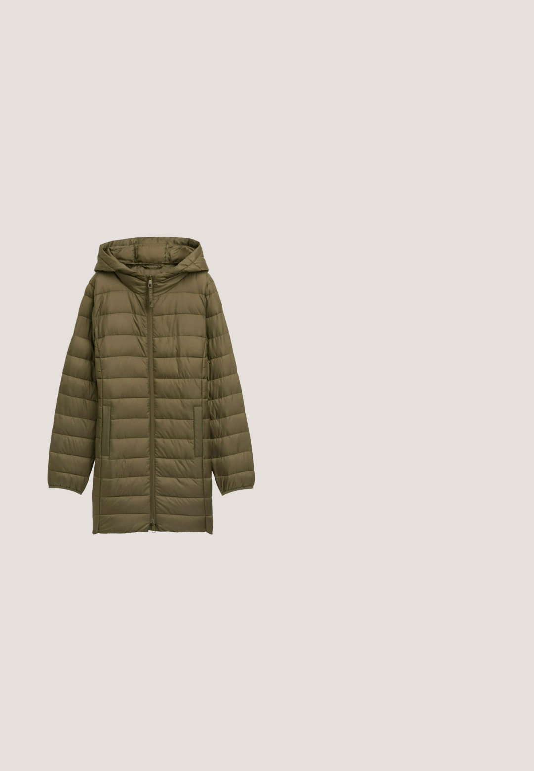 TOM TAILOR DENIM LIGHTWEIGHT STEPP MIT KAPUZE - Wintermantel - grape leaf green; Hellgraue, gerippte Strickjacke mit langen Ärmeln, rundem Halsausschnitt und vorderen Knöpfen, flach auf einem weißen Hintergrund ausgelegt.; Gestreiftes Langarmoberteil in Grün und Weiß mit rundem Halsausschnitt und Raglanärmeln, aus weichem, leichtem Stoff gefertigt.; Weite Hosen aus olivgrünem Stoff mit glatter Textur und ohne sichtbare Verschlüsse. Entworfen für eine lockere Passform mit klaren Linien.; Sneaker aus hellbeigem Leder und grünen Wildleder. Merkmale eine strukturierte beige Gummisohle und hellgrüne Schnürsenkel. Minimalistisches Design.; Beige synthetische Umhängetasche in rechteckiger Form, mit einem gemusterten, verstellbaren Tragegurt und silbernen Hardware-Akzenten.
