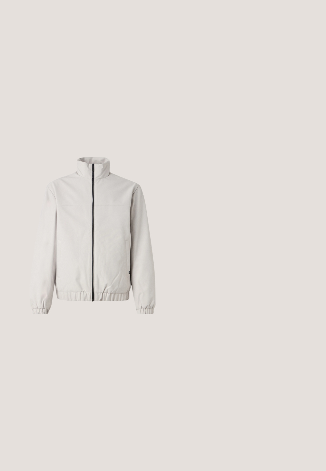 TOM TAILOR DENIM STAND UP COLLAR BLOUSON - Veekindel jope - dusty putty grey; Must musträpiga pikkade varrukatega sviiter musta värviga, mille vasakul rinnal on väike "cK" logo, ribatud varrukasuud ja allserv, esitlemisel valgel taustal.; Lihtne valge lühikeste varrukatega t-särk ümara kaelusega, mugava istuvusega, esitatud ühevärvilisel taustal.; Heledad hallidega valmistatud helehallid spordipüksid, millel on elastne vöökoht, kitsenevad sääred ja pahkluupuhvri. Lihtne disain ilma mustriteta.; Valged nahast tennisetossud siledalt tekstuurilt, pruuni aktsendiga kontsaribal, kuldne logo küljel ning kummist tallaosaga, millel on tekstureeritud haardumine.; Neliöline oliiviroheline õlakott, mis on valmistatud kunstnahast, sisaldab lukuga esikotti ja logoprinti ning on varustatud reguleeritava rihmaga.