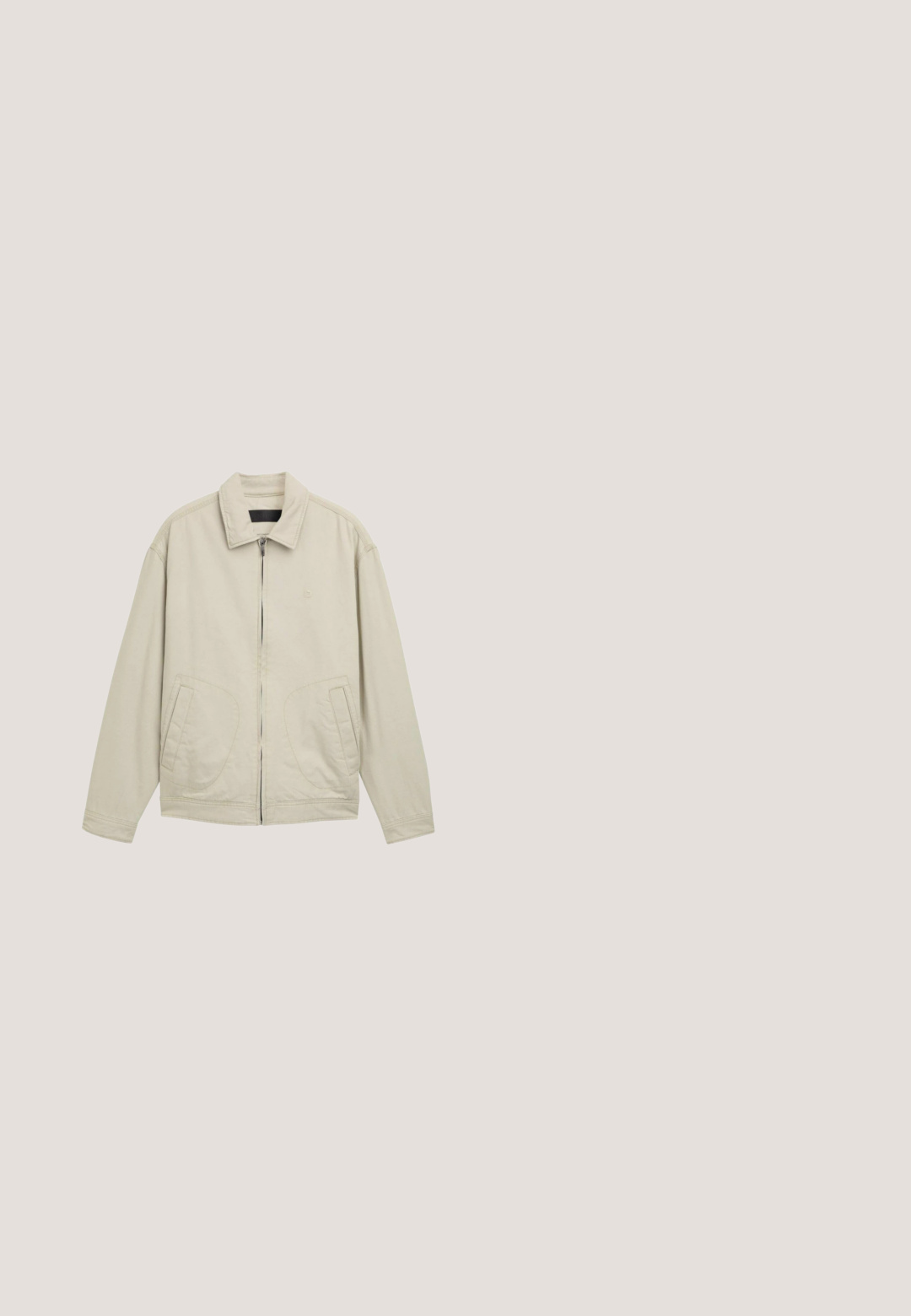 Beige leichte Jacke mit Reißverschluss vorne, strukturiertem Kragen, seitlichen Taschen und lockerer Passform. Baumwollmischgewebe mit minimalen Nähdetails.; Hellgelbes Polohemd mit kurzen Ärmeln, strukturiertem Muster, Zwei-Knopf-Verschluss und kleinem, gesticktem Logo auf der linken Brust.; Schwarze knielange Shorts mit Gürtelschlaufen, Knopfverschluss und verstellbarem Kordelzug in der Taille.; Schwarze Leder-Ankle-Boots mit runder Zehenpartie, strukturiertem Kragen, flachen Schnürsenkeln, Gummisohle und orangefarbigen Tag-Details. Genähte Akzente entlang der Kante.; Schwarze Metallrahmen-Sonnenbrille mit quadratischen, grau-blauen Farbverlauf-Gläsern und verstellbaren Nasenpolstern auf einem weißen Hintergrund.; Schwarze rechteckige Crossbody-Tasche mit strukturierter Vorderseite, kleinem Tommy Hilfiger Logo und verstellbarem Schulterriemen.