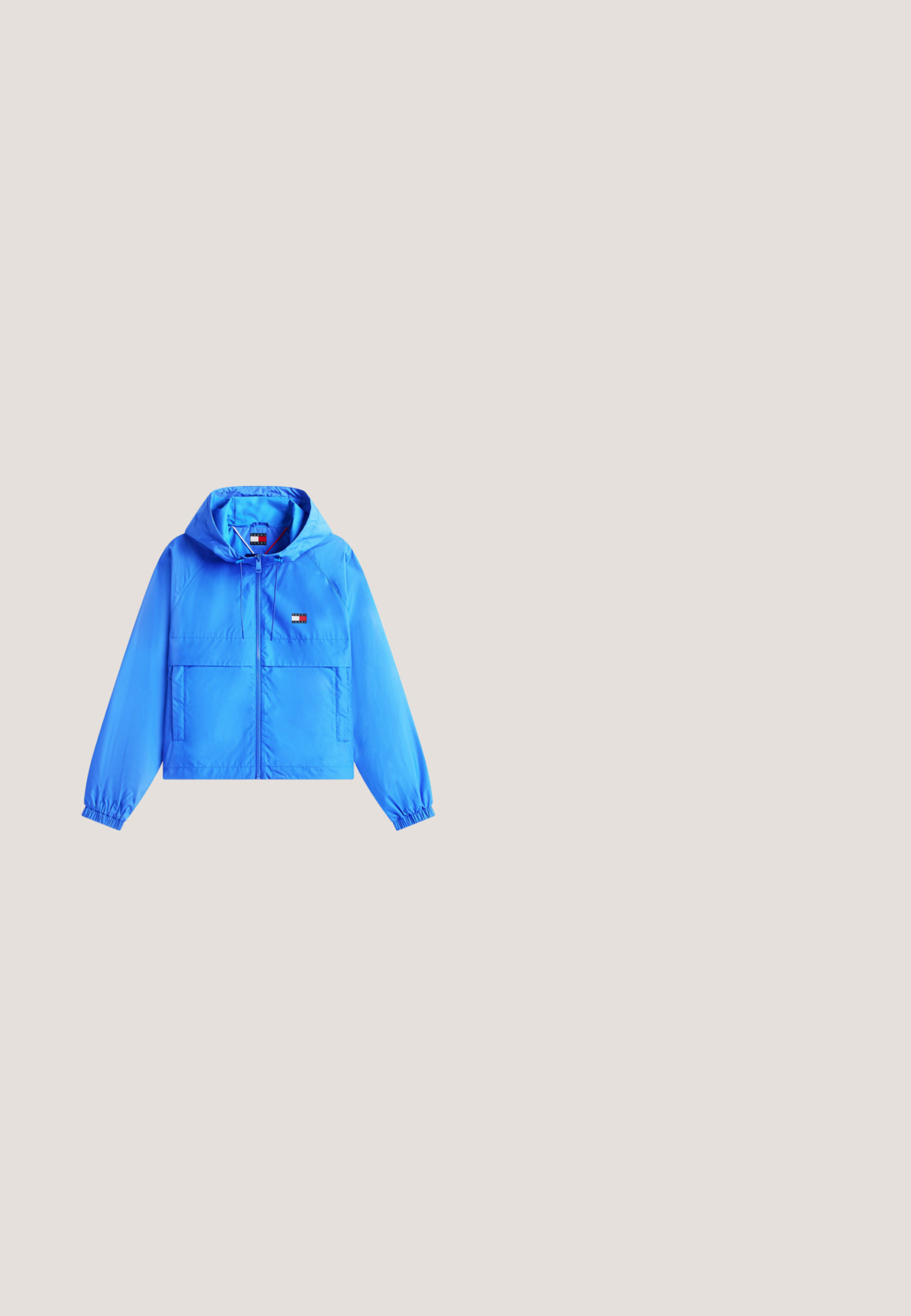 Chaqueta con capucha de color azul brillante con cremallera frontal, puños elásticos, dos bolsillos delanteros y pequeño logo rectangular en el pecho.; Polo de manga corta color azul claro con tres botones y pequeño logo de Tommy Jeans en el pecho y en el interior del cuello.; Jeans de mezclilla azul de pierna ancha con cintura alta, que cuentan con trabillas para cinturón, cremallera y dobladillos deshilachados. La tela tiene una textura suave y lisa.; Zapatilla azul claro y blanca con paneles de malla, superposiciones de ante, cierre de cordones y suela acolchada mostrada de lado sobre fondo blanco.; Bolso de hombro Tommy Jeans azul claro con correa ajustable y cierre de cremallera, mostrado sobre un fondo liso.; Pendientes de aro en tono plata con un diseño liso y redondeado, y un pequeño acento de franjas rojas, blancas y azules. Sujetador de presión seguro.