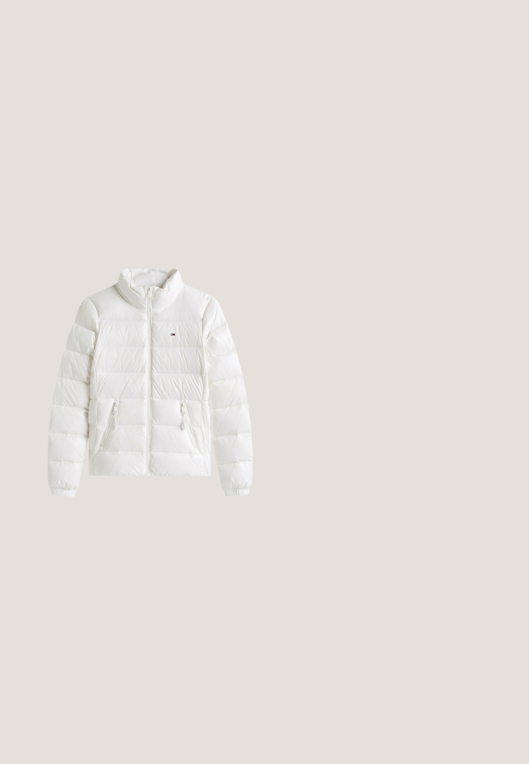 Doudoune blanche avec fermeture éclair, col montant, deux poches zippées à l'avant et poignets élastiques. Présente un matelassage horizontal pour la chaleur.; Pull en tricot rayé marine et blanc avec col, poignets et ourlet côtelés, arborant un petit logo brodé sur la poitrine.; Jean skinny en denim bleu foncé avec une finition délavée, doté d'une fermeture à boutons à l'avant, de cinq poches et d'une ouverture étroite au niveau des jambes.; Baskets basses en toile blanche avec lacets blancs, bandes noires sur la semelle et embout en caoutchouc texturé, vue de côté sur fond blanc.; Sac cabas bleu marine en tissu durable, doté de poignées et d'accents en cuir marron, avec un motif central rayé rose et blanc.; Boucles d'oreilles en métal argenté avec un design torsadé et sculptural. Surface lisse et polie avec une finition brillante. Attache à tige pour un port sécurisé.