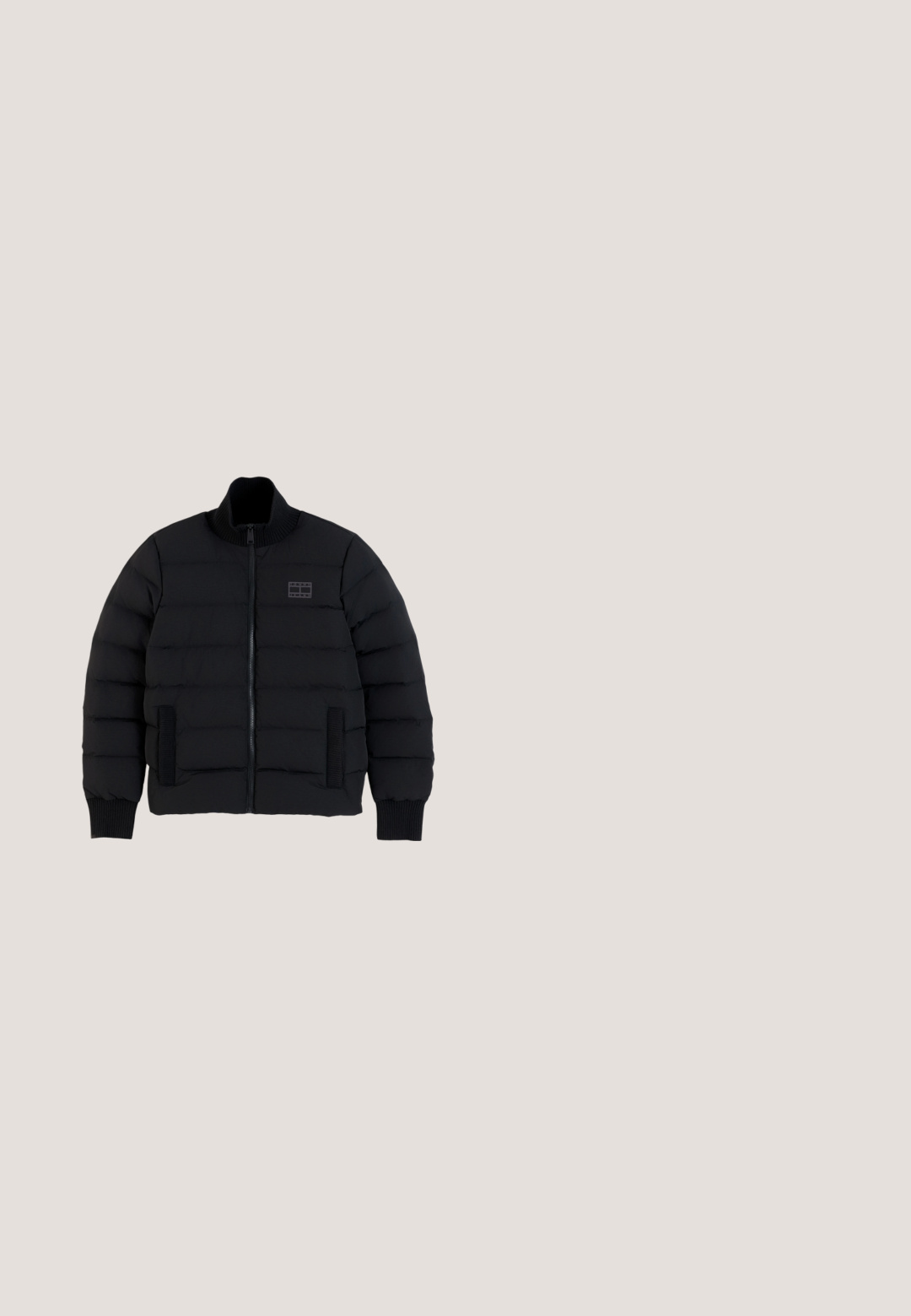 Sort polstret jakke med ribbet manchetter og krave, foran lynlås, to forlommer og et lille rektangulært logo på venstre bryst.; Cremefarvet sweatshirt med rund hals, ribbede manchetter og bund. Har et lille logo på venstre bryst. Glat tekstur.; Rød kortærmet, ribstrikket T-shirt med rund hals og lille centreret Tommy Jeans-logo på brystet.; Mørkeblå denim jeans med afslappet pasform, lige ben-design, fem lommer og knaplukning. Har kontrasterende syninger.; Sorte lavtop sneakers lavet af glat materiale, med tykke snørebånd, en struktureret sål og et lille logo på siden og tungen.; Off-white Tommy Jeans shoppertaske med korte håndtag, justerbar skulderrem og frontlogo på ensfarvet baggrund.