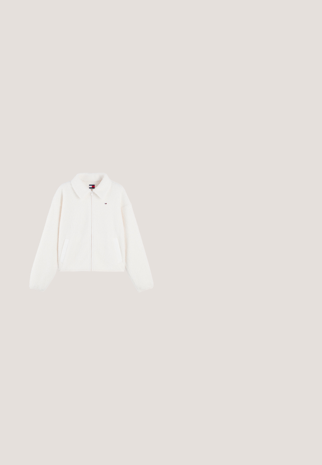 Witte fleecejas met rits, lange mouwen, twee voorzakken, een klassieke kraag en een klein rood-wit-blauw logo op de borst.; Wit, kort mouwens geribd shirt met een navyblauwe ronde hals, een knoopsluiting met vier knopen en een klein rechthoekig Tommy Jeans-logo op de linkerborst.; Lichtblauwe wijde spijkerbroek van denim, met een vijf-pocket ontwerp, knoopsluiting en gestikte details langs de naden en zoom.; Witte plateau sneaker met zilveren veterogen, dikke zool en een klein zwart-wit-rood vlaggetje dat bij de veters is bevestigd.; Witte schoudertas met verstelbare riem en Tommy Jeans logo patch aan de voorkant, tegen een effen achtergrond.; Zilverkleurige hoepel oorbellen met een glad, rond ontwerp en een kleine accentstreep in rood, wit en blauw. Veilige studsluiting.