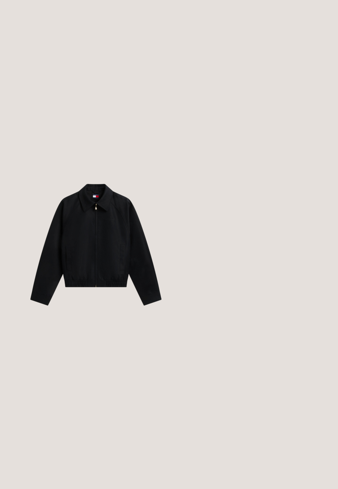 Sort lynlåstrøje med krave, to sidelommer, elastisk kant og lille logo på brystet mod hvid baggrund.; Sort midi polo kjole med korteærmer, ribbet tekstur og knaplukning. Har et lille grønt logo på venstre brystområde.; Sort læder højhælet sko med spids tå, mellemhøj stiletthæl og lille gul emblem nær hælen på hvid baggrund.; Sorte rektangulære solbriller med mørke linser og guldfarvet "TH"-logo på stængerne, vist på en ensfarvet lys baggrund.; Sort tote bag lavet af tekstureret materiale, med to håndtag, en lynlåslukning og et lille grønt logo på forsiden. Enkel, funktionel design.; Par af skinnende gyldne øreringe med firkantet form og en lille rød, hvid og sort striped detalje nær låsen på en hvid baggrund.