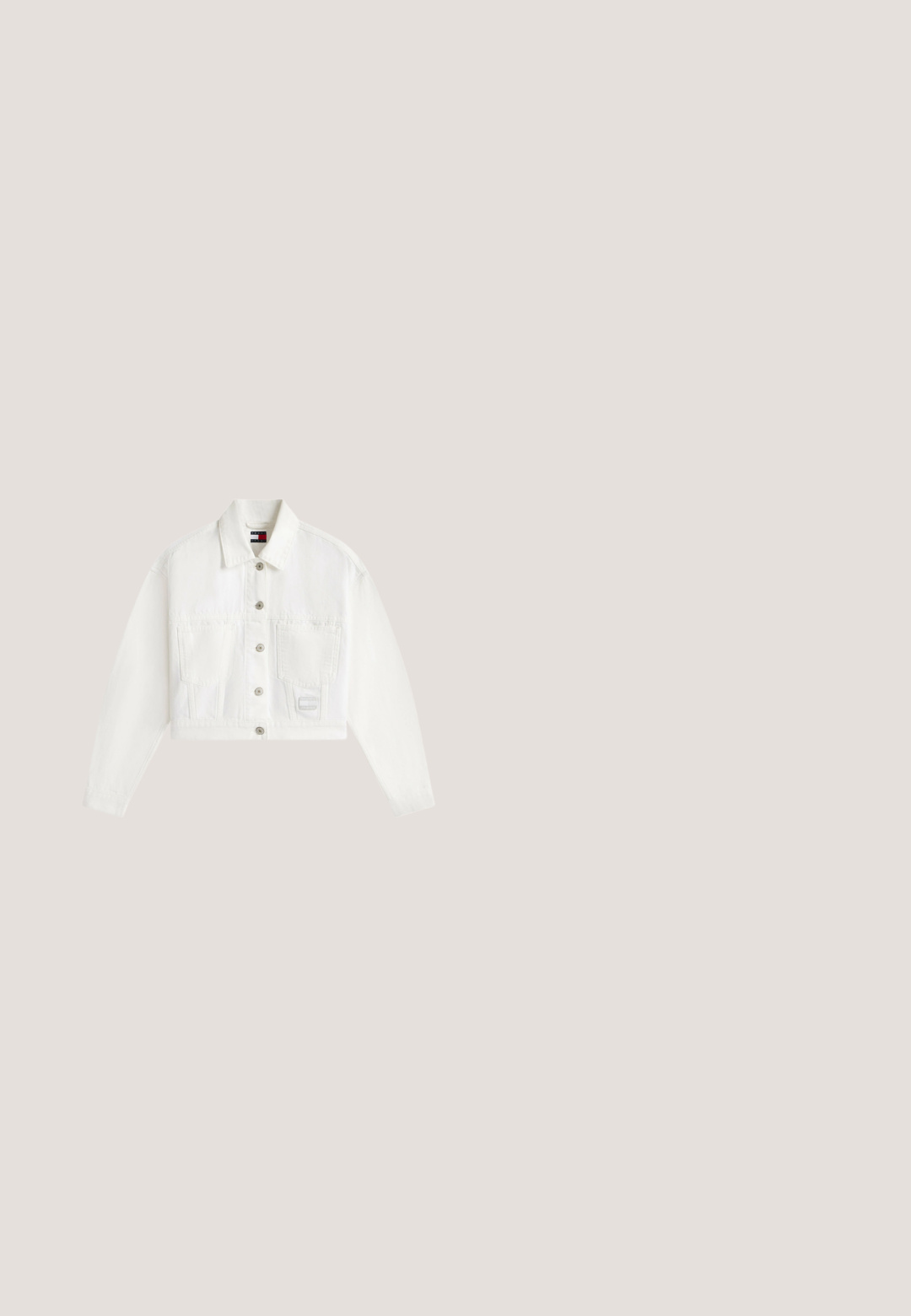Hvid cropped denimjakke med lange ærmer, knaplukning foran, to brystlommer og et lille logo-patch på den ene lomme.; Lyserød kortærmet T-shirt med rund hals og løs pasform vist mod en ensfarvet lysegrå baggrund.; Lysblå denimshorts med en bred skæring, standard fem-lomme design og et struktureret stof med en falmet finish.; Rød og lyserød sneaker med gummisål svævende over et beige vævet tæppe og lyst gulv nær et rundt træbord med stabler af bøger.; Lyseblå denim tote taske med dobbelte håndtag og ordet "CLOSED" broderet med store bogstaver foran.; To sæt sølv hoops øreringe med en let banket struktur på en hvid baggrund.
