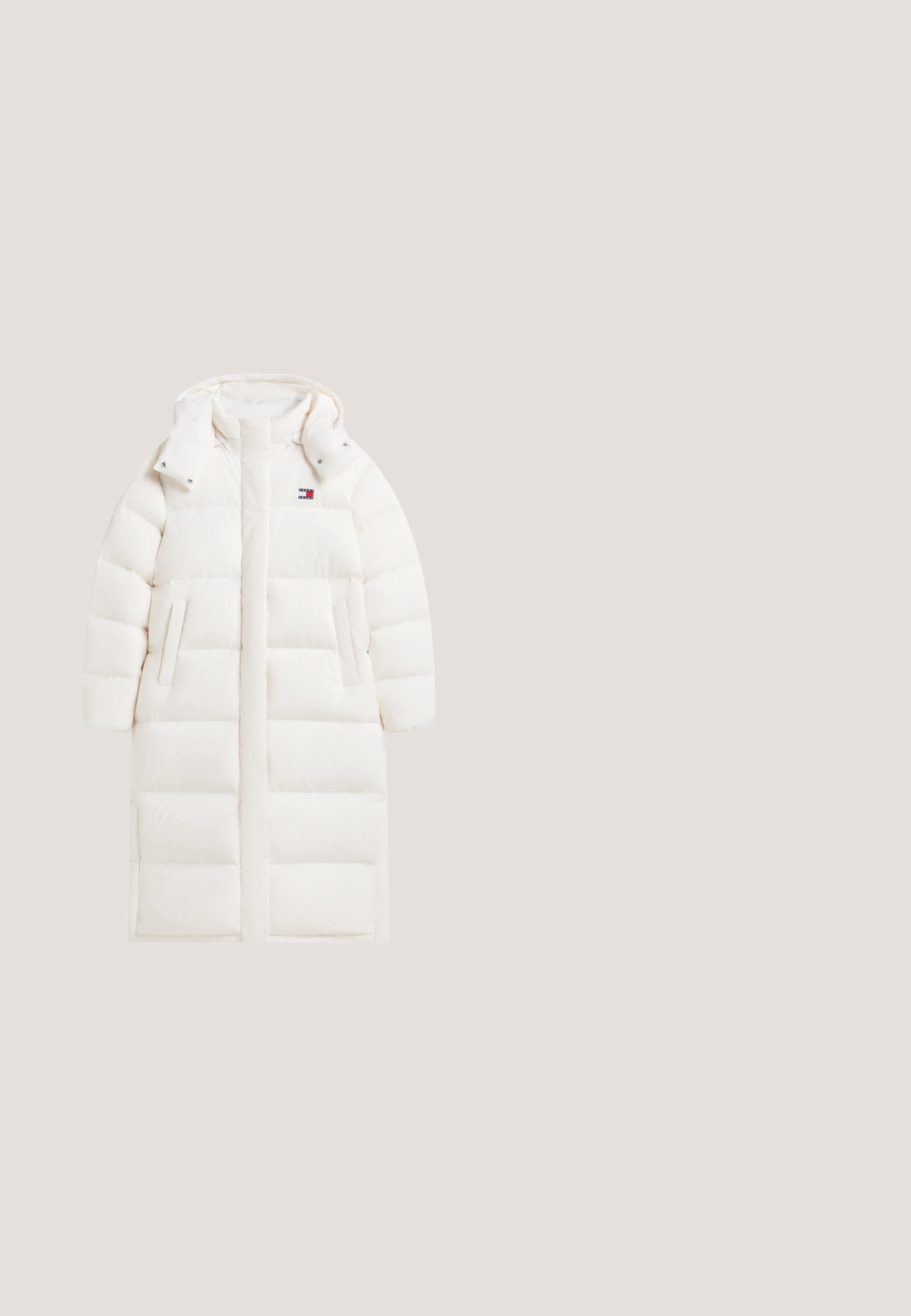 Long manteau d'hiver blanc matelassé avec capuche, poches avant et petit logo rouge, blanc et bleu sur la poitrine.; Haut à manches longues côtelé vert clair avec un col roulé et un petit logo brodé sur la poitrine. Coupe décontractée et tissu texturé.; Jeans en denim bleu à jambes larges avec fermeture avant par bouton et zip, passants de ceinture et texture délavée sur les cuisses et les genoux.; Baskets blanches en cuir avec une semelle plate, un embout rond et un logo DKNY noir sur le côté. Texture lisse avec un minimalisme dans le détail.; Sac cabas Tommy Jeans couleur ivoire avec poignées courtes, sangle d'épaule réglable et écusson logo à l'avant sur fond uni.; Paire de boucles d'oreilles créoles dorées brillantes de forme carrée avec un petit détail rayé rouge, blanc et noir près du fermoir sur fond blanc.