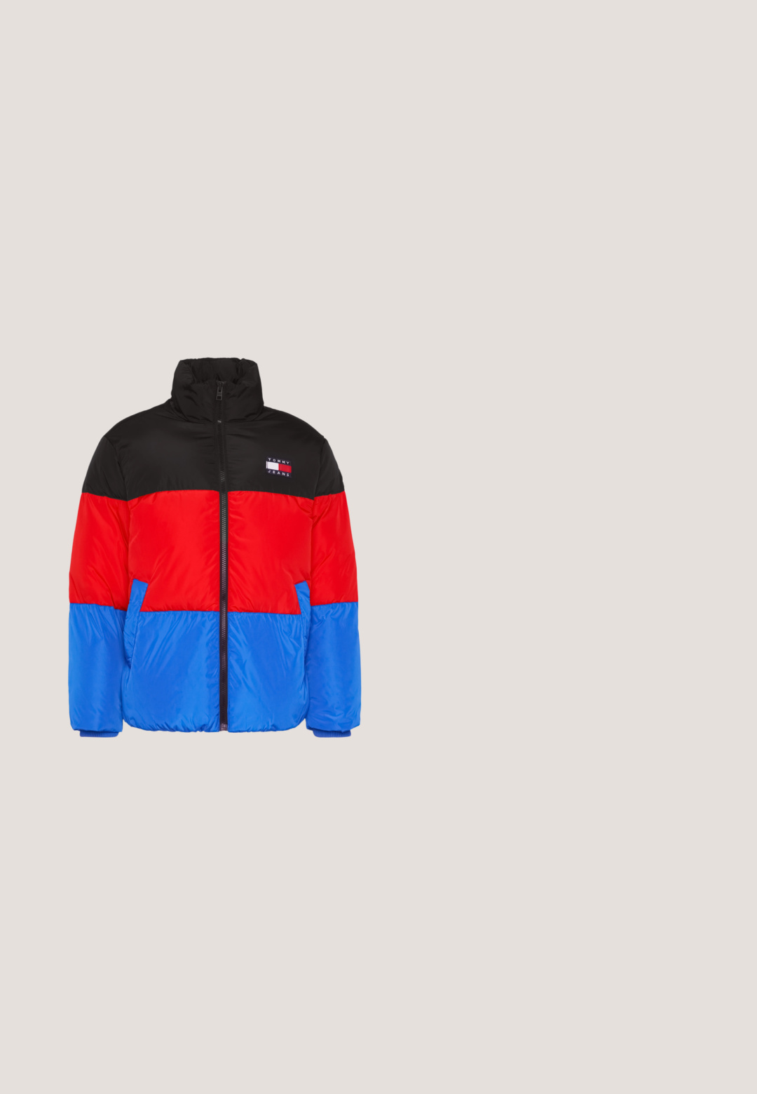 Gevoerde jas met een zwart bovenstuk, een rood middenstuk en een blauw onderstuk. Voorzien van een hoge kraag en een ritssluiting.; Lichtroze polo met korte mouwen, knoopsluiting bij de kraag en een klein logo op de linkerborst. Bevat een gestreept patroon aan de binnenkant van de kraag.; Zwarte rechte spijkerbroek met voorzakken, riemlussen en een knoopsluiting op een effen achtergrond.; Zwarte leren laars met textuurafwerking, ronde neus, enkelhoogte en metallic hardware voor de veters. Chunky, duurzame rubberen zool.; Zwarte leren schoudertas met een gestructureerde afwerking, voorzien van een verticale streep in rood, wit en blauw. Heeft een bovenste riem en ritsvakken.; Marineblauwe stoffen riem met twee horizontale rode strepen en een zilverkleurige rechthoekige gesp met gegraveerd "Tommy Jeans" logo.