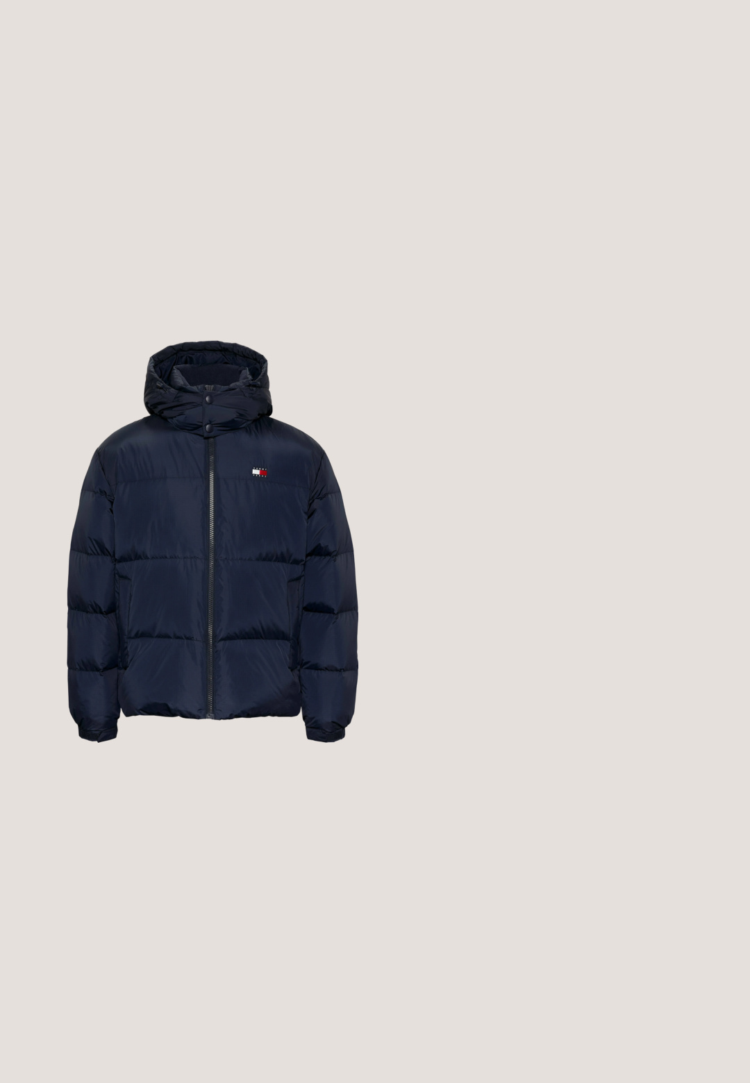 Chaqueta acolchada de color navy con cierre de cremallera en el frente, cuello alto y parche con logo en el pecho. Presenta secciones acolchadas y puños elásticos para mayor calidez.; Jersey de cuello alto burdeos para hombre, de manga larga, con un pequeño logo rectangular en el pecho izquierdo sobre un fondo blanco.; Camiseta negra de manga corta con cuello redondo y pequeño logo rojo, blanco y azul en el lado izquierdo del pecho, mostrada plana sobre un fondo blanco.; Pantalones negros ajustados hechos de una tela suave. Con cierre de cremallera y botón, dos bolsillos laterales y una textura limpia y suave.; Bota de tobillo negra de cuero con cordones, con un cuello acolchado gris oscuro y suela gruesa que presenta un detalle rojo, blanco y azul cerca del talón.; Clutch de muñeca de cuero negro texturizado con el logo de Tommy Hilfiger y un pequeño detalle de bandera roja, blanca y azul en el tirador de la cremallera.