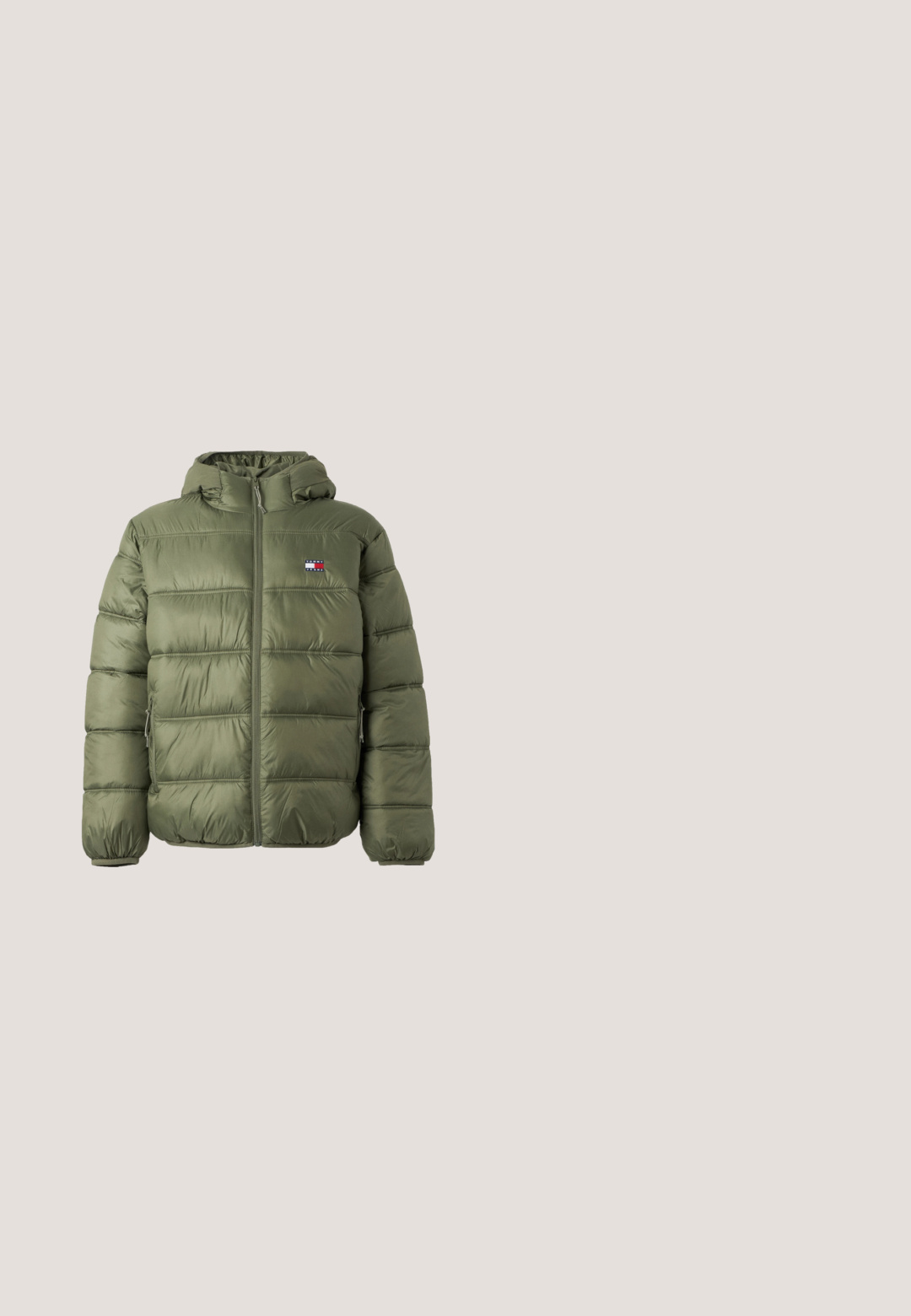 Chaqueta acolchada verde oliva con capucha, cremallera frontal, bolsillos laterales y pequeño logo rectangular de la marca en el pecho izquierdo.; Suéter blanco de punto con cuello redondo, puños y dobladillo acanalados; presenta un pequeño parche de marca en rojo, blanco y azul en el pecho.; Camisa de manga larga en color azul marino, confeccionada con una tela suave y con cuello redondo. Presenta un pequeño parche de logo en rojo, blanco y azul en el lado izquierdo del pecho.; Pantalones deportivos verde oscuro con cintura elástica y rayas blancas que recorren los lados externos de las piernas.; Botín de cuero marrón hasta el tobillo con superficie texturizada, detalles en negro, puntera redonda y suela resistente, que presenta seis ojales para los cordones.; Bolso bandolera de tela color caqui con forma rectangular, bolsillo delantero con cremallera y una placa con la marca. Cuenta con una correa ajustable y detalles de costuras.