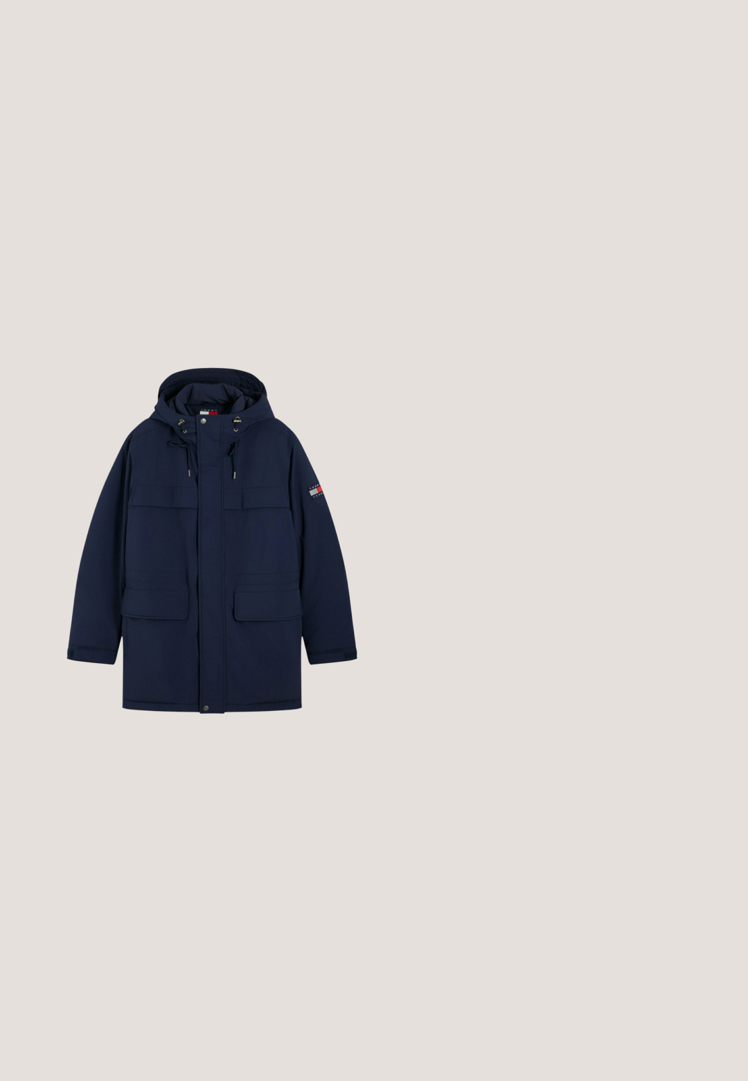 Marineblå hættetrøjejakke med frontlynlås, snøre i hætten, to store forlommer og Tommy Hilfiger-logo på venstre ærme.; Stribet langærmet sweater i creme og marineblå, rundhals, med vandrette striber, ribbede manchetter og kant, blød tekstur.; Lyseblå kortærmet t-shirt med rund hals og lille broderet Tommy Jeans-logo på brystet samt mærkat med mærkeindtryk inde i kraven.; Mørkeblå denim jeans med lige ben, frontlommer og en stikning i taljen. Har metalhardware og et diskret logo-patch.; Sorte læder ankelstøvler med rund tå, kontraststing, snørebånd fortil og en cremefarvet gummi sål. Har en pull-tab ved hælen.; Sort rektangulær crossbody taske med tekstureret front, lille Tommy Hilfiger-logo og justerbar skulderrem.