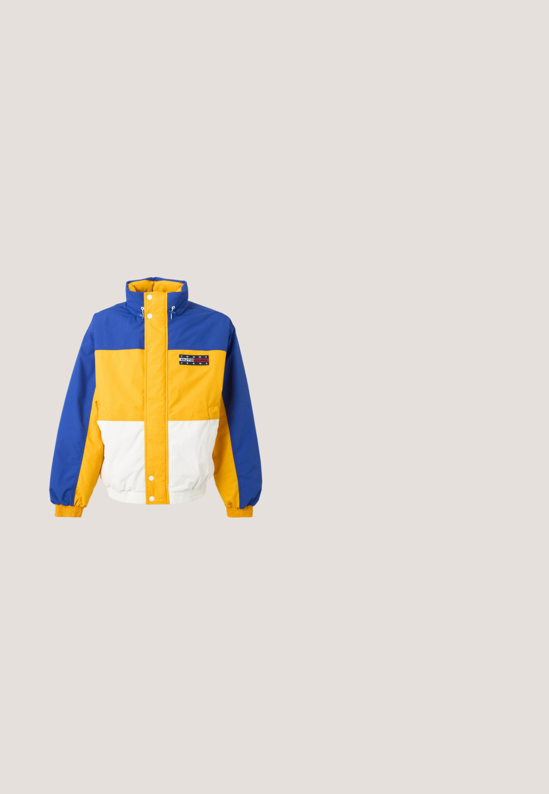 Veste color-block avec manches et haut bleu, milieu jaune, bas blanc, col montant, boutons-pression, et logo Tommy Outdoors Jeans sur la poitrine.; Sweatshirt coloré en blocs présentant des sections vertes, bourgognes, bleu marine et moutarde. Design avec col zippé et logo d'éléphant sur la poitrine. Texture douce.; Pull à demi-zip à manches longues en teal, fabriqué en tissu léger, avec un col montant et un logo Calvin Klein en relief sur la poitrine.; Pantalons cargo en vert olive, fabriqués en tissu léger. Présentent une ceinture noire, des poches cargo sur les côtés et des détails de couture.; Botte de randonnée en cuir marron et vert avec col rembourré, œillets métalliques, semelle noire et logos Timberland sur le côté et le talon.; Sac bandoulière compact vert olive avec sangle noire, poche zippée à l'avant avec tirettes rouges, et patch "montagne" avec des rayures de coucher de soleil.