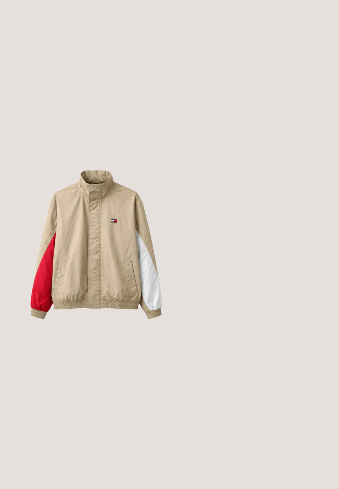 Chaqueta beige con cuello alto, botones de presión frontales, bolsillos laterales, manga izquierda roja, manga derecha blanca y pequeño logotipo de bandera en el pecho.; Sudadera con capucha de color gris claro, de gran tamaño, con bolsillo en el frente y la palabra "DROPSIZE" impresa en blanco en el pecho.; Camiseta de malla de color bronceado con mangas cortas. Rayas en blanco y negro en las costuras de los hombros. Cuello redondo y corte holgado. Textura suave.; Pantalones de chándal ligeros en gris claro, fabricados con material ligero, con cintura y puños elásticos, y paneles laterales en negro y blanco contrastantes.; Zapatilla blanca gruesa con detalles de malla, suela de goma texturizada y forma redondeada. Presenta una marca mínima y una lengüeta para tirar en el talón.; Bolso bandolera compacto de color verde oliva con correa negra, bolsillo frontal con cremallera y tiradores rojos, y parche "montagne" con rayas de atardecer.