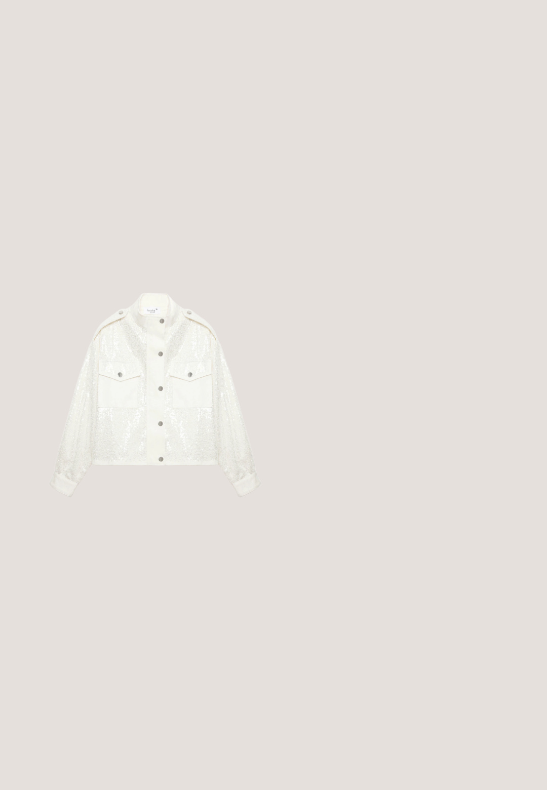 Hvid cropped jakke med palietter, trykknapper, to forlommer med klap og skulderstropper.; Hvid ærmeløs jumpsuit med vide ben, sjalkrave og sideløs knudedetalje i taljen.; Guld flad sandal med flere krydsede stropper prydet med små klare rhinsten. Har en flad sål og åben hældesign.; Runde gradient lilla linser i tynde guldfarvede metalstel med sorte brillestænger, med en lille rund logo på skafterne.; Clutch med guld- og perleudsmykning, dekoreret med cirkulære mønstre og et centralt flap-lukning, sat mod en hvid baggrund.; Furla FURLA 1927 - Armbånd - gold tone
