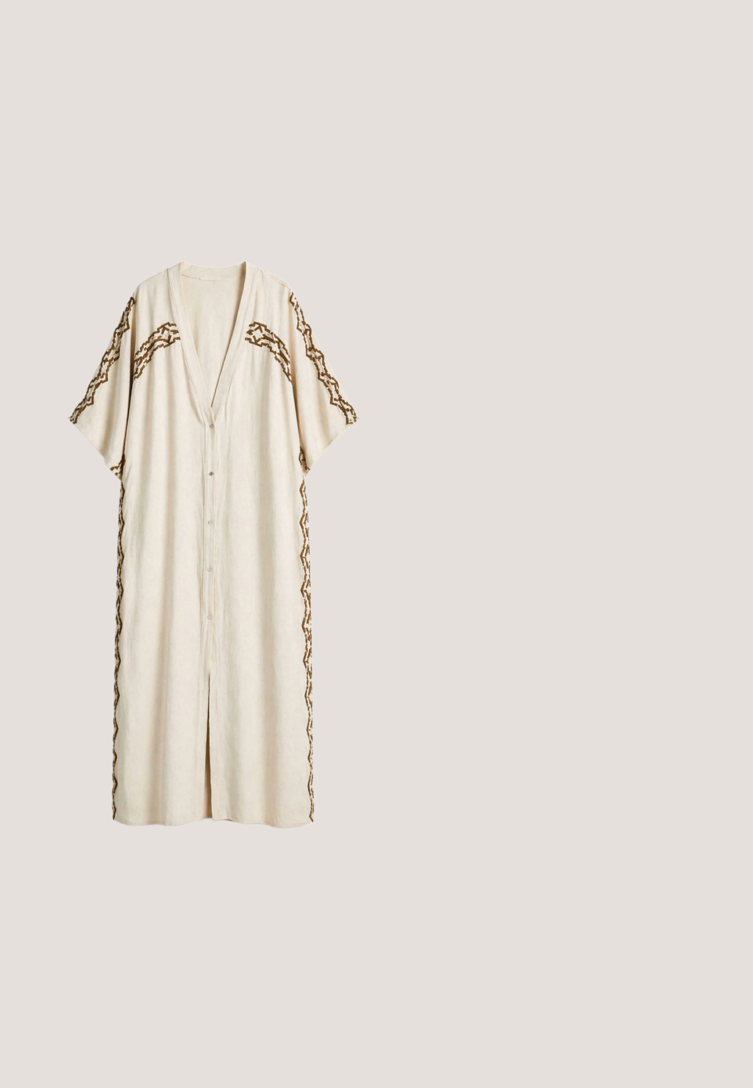 Longue robe beige avec boutons à l'avant et broderie géométrique marron sur les épaules, les manches et les côtés.; Pull à col en V avec une coupe surdimensionnée, présentant des blocs de couleurs bleu clair, crème et marron foncé dans un motif géométrique.; Jupe beige asymétrique avec des motifs floraux et abstraits en rose, rouge et vert, dotée d'une ceinture nouée à la taille et d'un design en tissu superposé.; Botte de cheville en suède marron avec un haut courbé, un bout pointu et un petit talon en bois ; présente un détail gaufré subtil sur le côté.; Sac à épaule en cuir marron avec motif tissé et fermeture éclair sur le dessus, présenté sur fond blanc.; Collier avec perles multicolores facettées et un pendentif central en cristal brut, clair à violet, maintenu par un fermoir en métal doré.