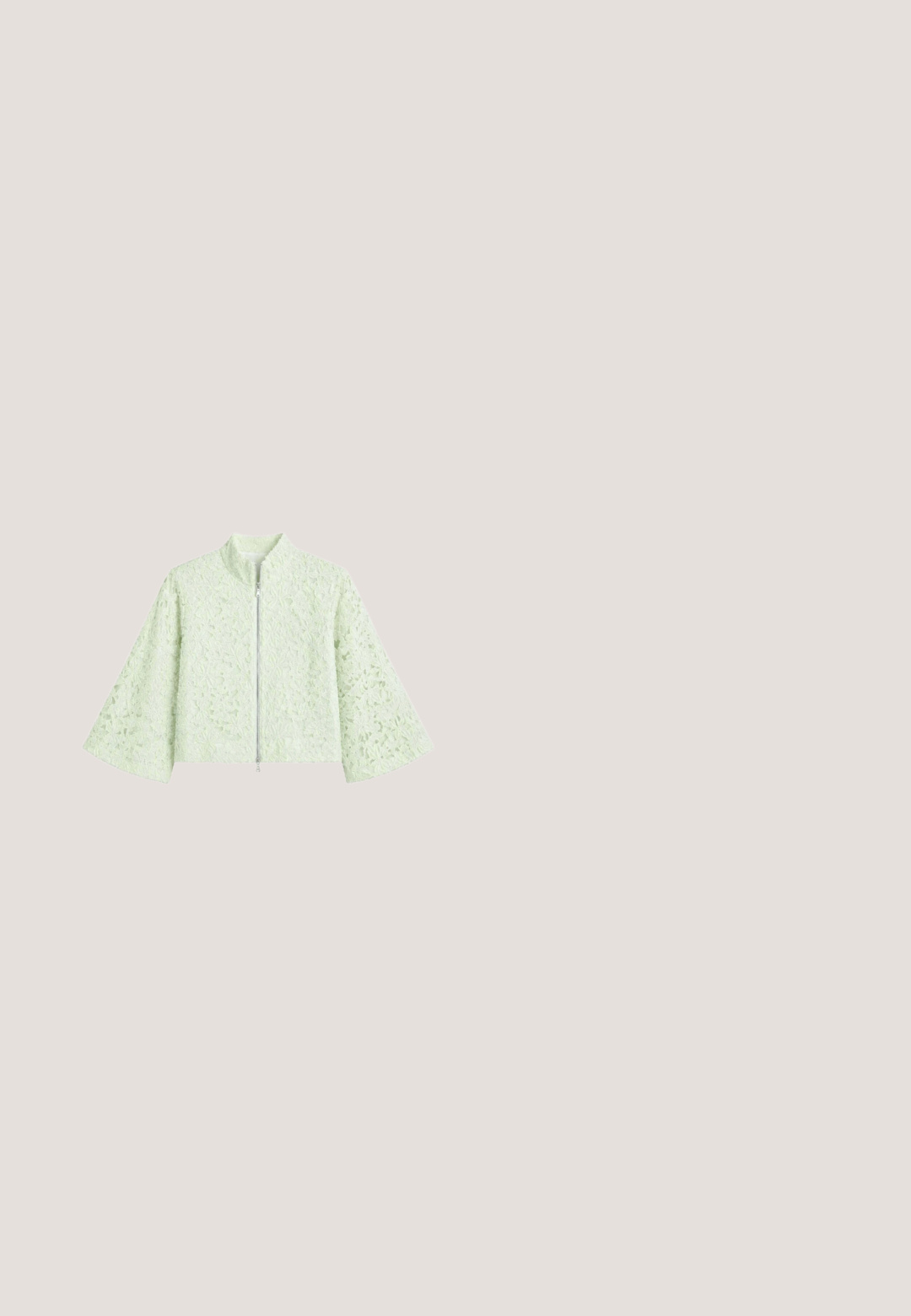 Chaqueta de encaje verde claro con mangas anchas y cierre delantero de cremallera, con motivos florales en toda la tela.; Vestido plisado verde menta con escote en V y mangas largas, que presenta un detalle de cintura envolvente y una tela fluida.; Sandalia de tacón alto de punta fina en verde claro con detalle frontal anudado y delgada correa en el tobillo con hebilla sobre fondo blanco.; Gafas de sol rectangulares con tono verde claro, montura metálica fina dorada y patillas verde menta sobre fondo blanco.; Bolso pequeño acolchado de color amarillo pálido con correa de cadena dorada y tarro decorativo adjunto etiquetado como "oro líquido" con cubierta de tela floral.; Pendientes de botón de oro con pequeñas flores de esmalte azul, piedras preciosas de color azul claro y rosa, y hojas de esmalte verde dispuestas en un racimo.