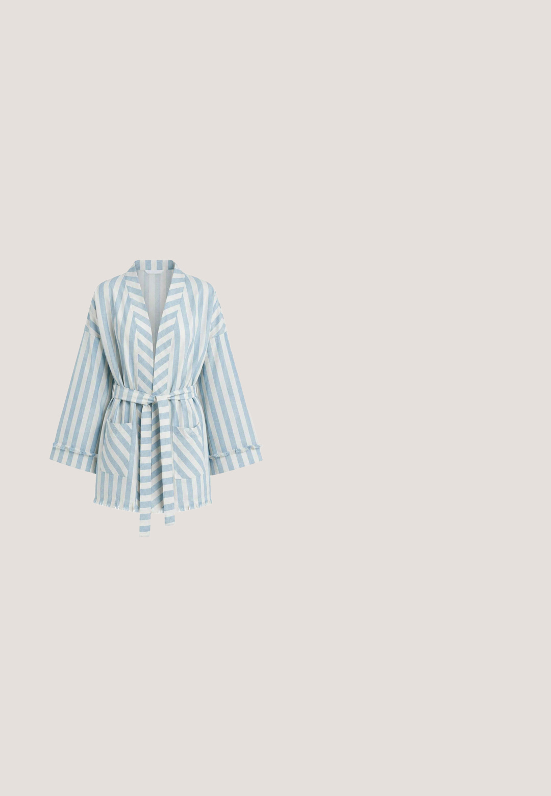 Veste à rayures verticales bleu clair et blanc, ouverte sur le devant, manches larges, poches avant, ceinture à nouer et bords effilochés aux poignets et à l'ourlet.; Top court sans manches bleu clair avec fines bretelles réglables, boutons sur le devant, bordure en dentelle le long du bord supérieur et tissu texturé sur la moitié supérieure.; Jean bleu clair à jambes larges avec poches avant et passants de ceinture, présenté sur un fond blanc.; Sandale plate avec double brides en daim bleu, boucles argentées et détails cloutés sur semelle en liège avec semelle noire crantée.; Lunettes de soleil carrées surdimensionnées avec des montures marron, des branches bleu clair et des verres teintés marron dégradé sur fond blanc.; Sac d'épaule tissé en dégradé de bleu avec fermeture à rabat et fine sangle sombre, présentant un motif tricoté texturé.