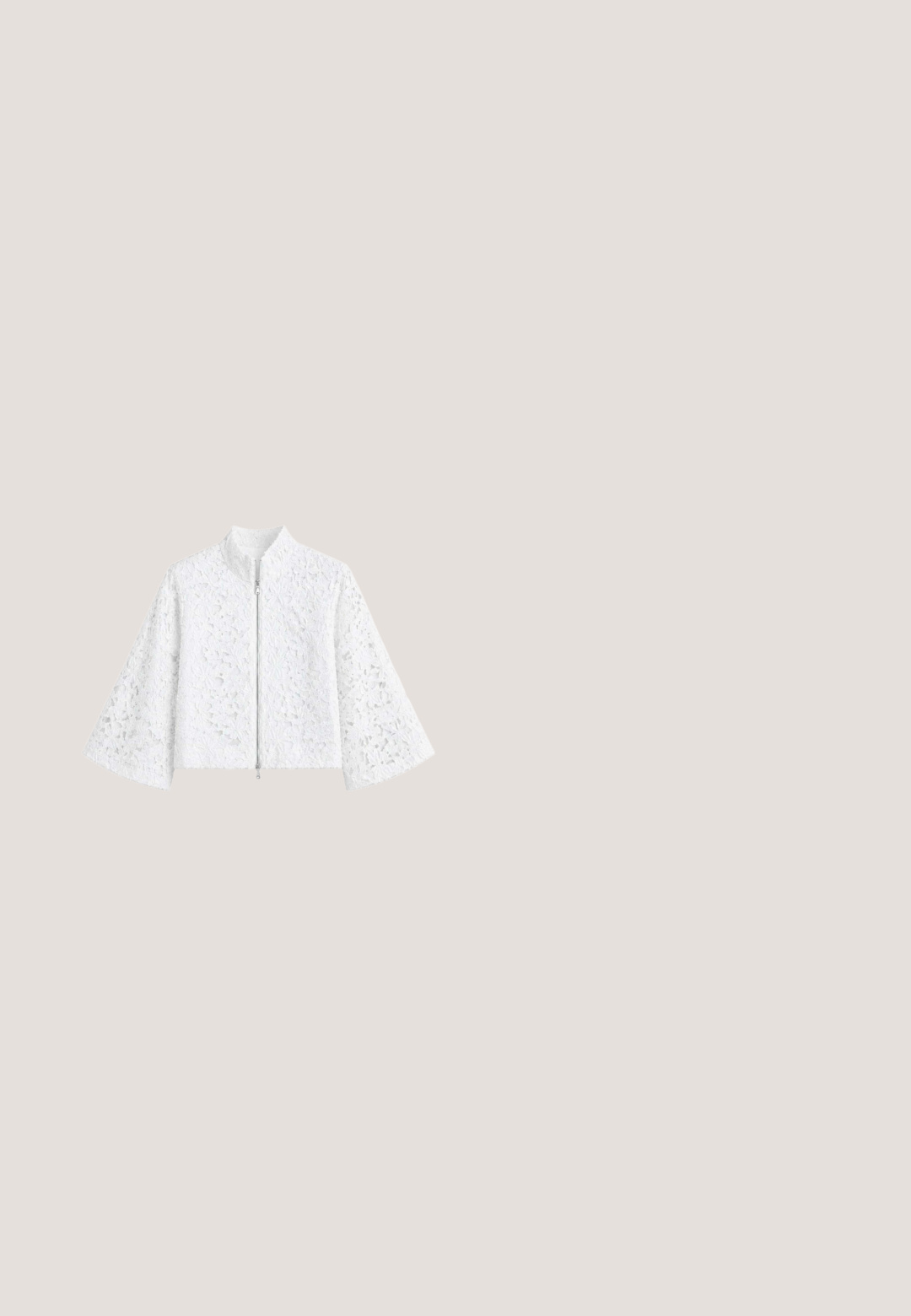 Veste en dentelle blanche avec motifs floraux, manches larges, col haut et fermeture éclair à l’avant, présentée sur un fond blanc uni.; Haut blanc sans manches à col licou avec un nœud au cou et une taille élastique, fabriqué en tissu léger.; Pantalon à jambes larges de couleur crème avec un rabat avant superposé et une taille à cordon, posé à plat sur un fond blanc.; Mule en tissu beige avec bout pointu et semelle plate, présentant un motif en maille ouverte texturée sur la partie supérieure.; Lunettes de soleil en écaille de tortue avec un design géométrique, verres jaunes et accents en métal sur les tempes. Monture large et texture mate.; Sac à épaule en tissu couleur crème avec broderie florale à œillets et une seule bandoulière souple.