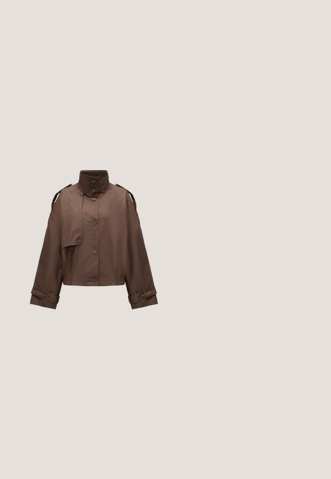 Braune kurze Jacke mit hohem Kragen, Knopfleiste vorne, Schulterriemen, geknöpften Manschetten und asymmetrischem Klappdetail vorne links.; Schwarzes Langarmshirt mit Rundhalsausschnitt und einem kleinen gerafften Detail auf der linken Seite nahe der Taille.; Schwarze Hosen mit elastischem Bund und weiten, geraden Beinen, gefertigt aus glattem Stoff, präsentiert vor einem schlichten Hintergrund.; Dunkelbrauner flacher Lederschuh mit spitzer Spitze, doppelten silbernen Schnallenriemen, Metallösen und dekorativer Schleife vorne.; Runde, braun getönte Sonnenbrillen mit einem glänzenden burgunderfarbenen Rahmen. Schlanke Bügel mit dezentem Branding. Flaches Linsendesign.; Dunkelbraune Lederschultertasche mit verstellbarem Träger, silbernen Nieten entlang der Seitennähte und Reißverschluss auf weißem Hintergrund.