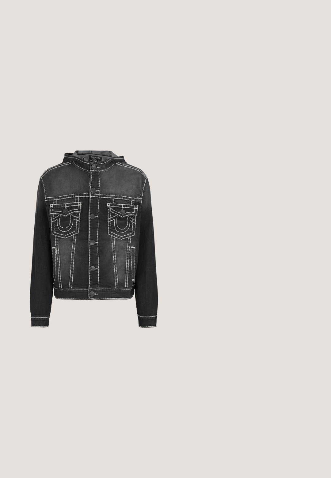 Zwarte spijkerjas met witte contrasterende stiksels, knoopsluiting aan de voorkant, borstzakken met klep en capuchon, van het merk True Religion.; Zwarte sweatshirt met witte tekst "Everything Louder Than Everything Else", met een spade-logo onderaan.; Zwarte t-shirt met een losse pasvorm, voorzien van rode stitching en de woorden "GORILLA WEAR" in vette, rode letters op de voorkant.; Zwarte cargoshorts met Iron Maiden tekst en afbeelding, zijzakken en een zwarte riem met het Iron Maiden logo.; Zwarte leren high-top sneaker met een dikke rubberen zool, vetersluiting, gevoerde schacht en metalen accenten. Beschikt over een profielzool voor grip.; Zilveren ketting met dikke schakels en een rechthoekig label met de gravure "Ed Hardy" op een witte achtergrond.