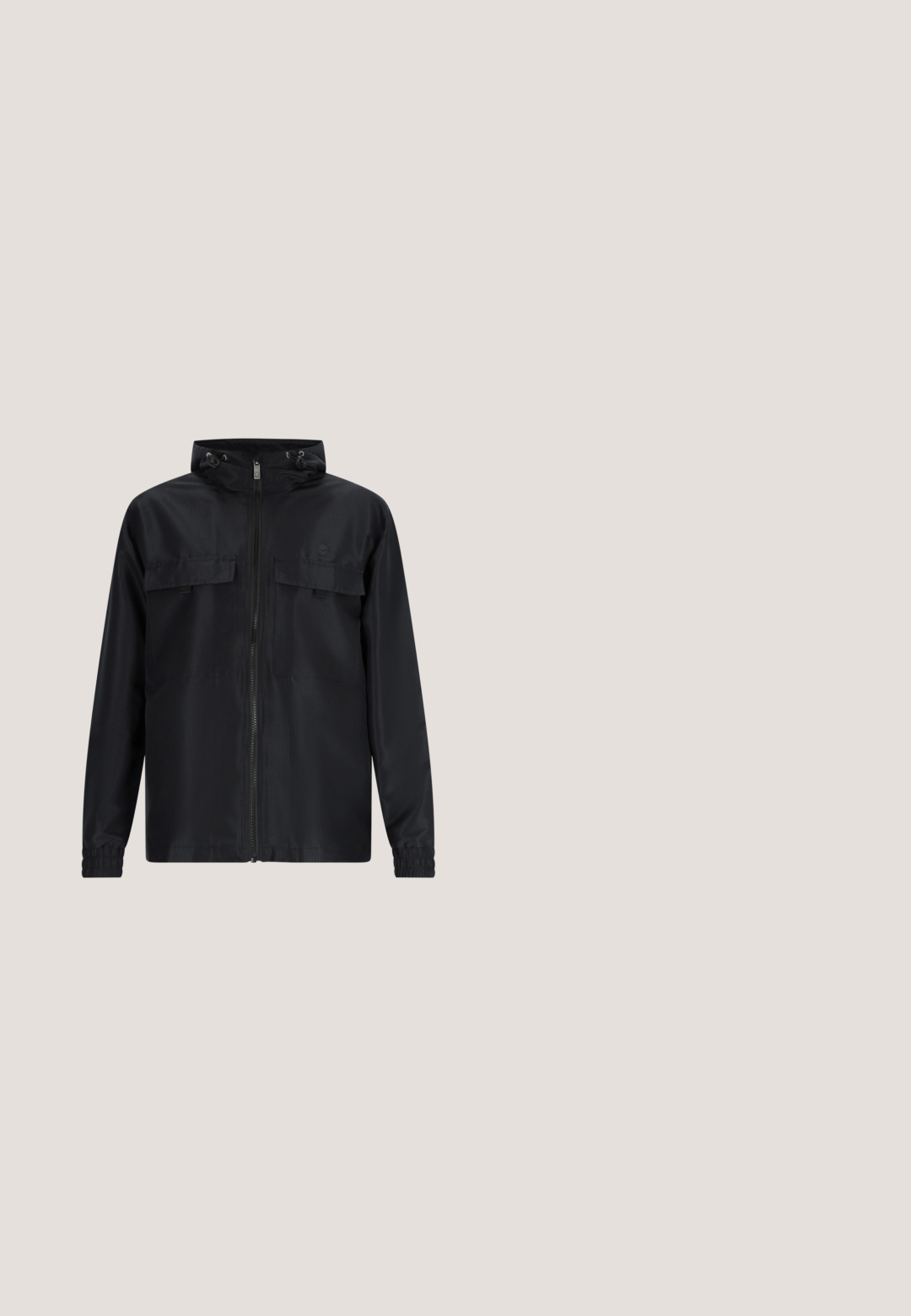 Schwarze leichte Jacke mit Reißverschluss, verstellbarer Kapuze und zwei Brusttaschen vorne. Merkmale sind elastische Bündchen und eine dezente Textur.; Weißes T-Shirt mit kurzen Ärmeln aus Baumwolle, mit schwarzen bedruckten Logos und Text auf der Vorderseite. Runder Ausschnitt, lockere Passform und glatte Textur.; Graue Sportshorts aus einem Baumwollmix. Mit seitlichen Taschen, elastischem Bund und weißen Seitenstreifen. Klassisches Design.; Schwarzer wasserdichter Gummistiefel mit abgerundetem Fuß, strukturiertem Zehenbereich und elastischem oberen Rand für einen sicheren Sitz. Verfügt über Rillen und eine glatte Oberfläche.; Armani Exchange Sonnenbrille - matte black; Schwarze Laptop-Tasche aus Stoff mit zwei oberen Tragegriffen, einem gepolsterten Schultergurt, einer mit Reißverschluss versehenen Fronttasche und einer schlanken rechteckigen Form.