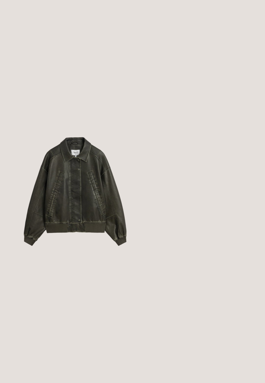 Veste en cuir vert foncé avec un panneau avant matelassé, col et poignets côtelés. Elle possède deux poches avant et des détails de coutures contrastantes.; Cardigan en argyle rouge, rose et gris avec des boutons sur le devant, des poignets et un ourlet côtelés, et de petits accents de nœud rouge à l'avant.; T-shirt blanc à manches courtes avec des rayures horizontales noires et un col rond, posé à plat sur un fond blanc.; Jean droit en denim bleu foncé avec bouton à l'avant, fermeture éclair et design à cinq poches sur fond blanc uni.; Baskets en cuir et daim blanches, avec des accents beiges et des détails argentés. Bout rond, design à lacets et semelle plate en caoutchouc.; Sac à bandoulière en cuir noir avec des bretelles longues et fines et une surface texturée, présenté sur un fond blanc.