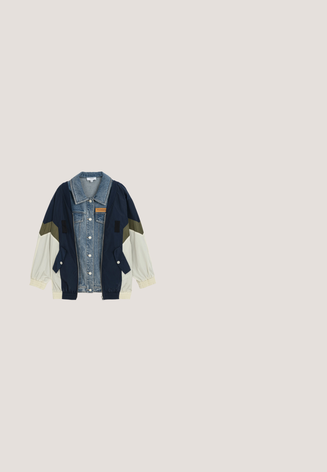Hybridjacke aus Denim und Nylon mit einer blauen Denim-Vorderseite, navyfarbenen Ärmeln und cremefarbenen Akzenten, ausgestattet mit einem Reißverschluss und zwei Seitentaschen.; Kurzarmhemd mit Aufdruck einer Jeansjacke oben und verblasstem orange-gelbem Blumenmuster unten und an den Ärmeln.; Denim-Jeans in einem hellen Beige mit blauer Ausbleichung, featuring einen geraden Beinanschnitt, fünf Taschen und kontrastierenden Nähdetails.; Tanfarbene Leder-Stiefeletten mit abgerundetem Zehenbereich, braunen Akzenten, dicker Plateau-Sohle und kontrastierenden gelben Schnürsenkeln. Mit einem Logo an der Seite.; Braune übergroße Schild-Sonnenbrille mit dickem Rahmen und getönten Gläsern auf weißem Hintergrund.; Braune Schultertasche aus Kunstleder mit zwei diagonalen silbernen Reißverschlüssen und einem breiten Gürtel mit silbernen Ösen und Schnalle am unteren Ende.