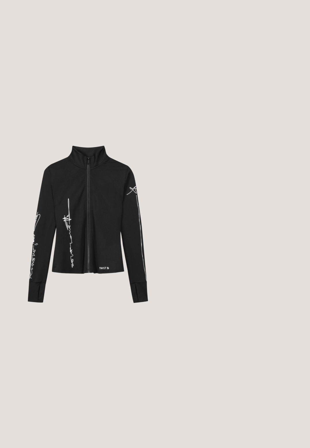 Zwarte zip-up jack met hoge kraag, gevuld met witte abstracte lijnontwerpen op de mouwen en logo-details aan de zoom, gemaakt van glad materiaal.; Zwarte jumpsuit met lange mouwen en kraag, ritssluiting aan de voorkant, verstelbare riem in de taille en ritsen nabij de onderkant van brede pijpen op een witte achtergrond.; Zwarte cropped trui met lange mouwen, halve ritssluiting, hoge kraag en klein Puma-logo op de linkerborst.; Zwarte klimschijf met een puntige teen, dubbele klittenbandsluitingen, smaragdgroene accenten en een reliëf rubberen zool voor grip.; Zwarte zonnebril met een rechthoekig montuur, grijze lenzen en rode accenten aan de zijkanten. Gestructureerde binnenarmen voor extra grip.; Zwarte duffeltas van nylon met een gestructureerde afwerking, voorzien van dubbele handvaten, een gestreepte voorkant en contrasterende trekkoorden.