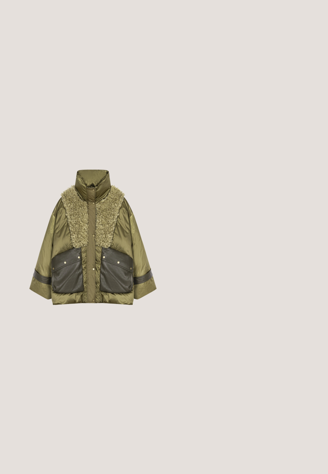 Olijfgroene pufferjas met een kraag van nepbont, grote donkere zakken en een satijnen afwerking. Voorzien van een hoge hals en een sluiting met drukknopen.; Olijfgroen jumpsuit van een katoenmix, voorzien van een kraag, gouden rits, twee borstzakken en taps toelopende benen met een aansluitende taille.; Groene geribde trui met een bootcollar, cropped ontwerp en lange mouwen met gouden knopen aan de linkerkant.; Hoog-top sneaker met olijfgroen en zwart leer, textiel, gouden logodetail en een gevoerde zool met profiel voor grip.; Olivengroene rechthoekige handtas met voorklep, klein zakje, goudkleurige logo sluiting, twee handvatten en verstelbare schouderriem.; Groen koordarmband met twee in elkaar verstrengelde gouden ringen, één gegraveerd met "TOGETHER" en de andere bezet met kleine heldere steentjes.