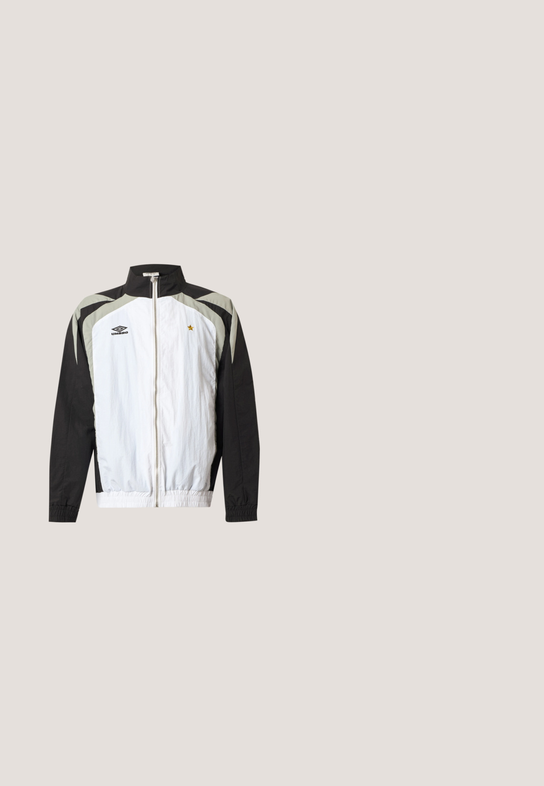 Λευκό και μαύρο αθλητικό τζάκετ Umbro με φερμουάρ, γκρι λεπτομέρειες και ένα μικρό χρυσό αστέρι στο στήθος, ελαστικά μανσέτες και γιακά.; Ανοιχτό γκρι φούτερ με μακριά μανίκια και στρογγυλή λαιμόκοψη, με μικρό λευκό λογότυπο "A C W" στο επάνω αριστερό μέρος του στήθους, με ριμπ μανσέτες και τελείωμα.; Μαύρο πόλο με κοντά μανίκια, γιακά και κοντό φερμουάρ, με το κείμενο "Leave blank" στο αριστερό στήθος.; Μαύρο κοντό cargo σορτς μέχρι το γόνατο με ελαστική μέση, κορδόνι και μεγάλες τσέπες με καπάκι και στις δύο πλευρές, απλωμένο σε λευκό φόντο.; Μαύρη δερμάτινη μπότα μέχρι τον αστράγαλο με λείο φινίρισμα, στρογγυλή μύτη και σχέδιο με κορδόνια. Διαθέτει ανθεκτική σόλα και μια μικρή θηλιά στην πίσω πλευρά.; Μαύρη τσάντα messenger με καπάκι και υφασμένο μπροστινό τσεπάκι, ρυθμιζόμενο ιμάντα ώμου και μινιμαλιστικό σχέδιο σε απλό φόντο.