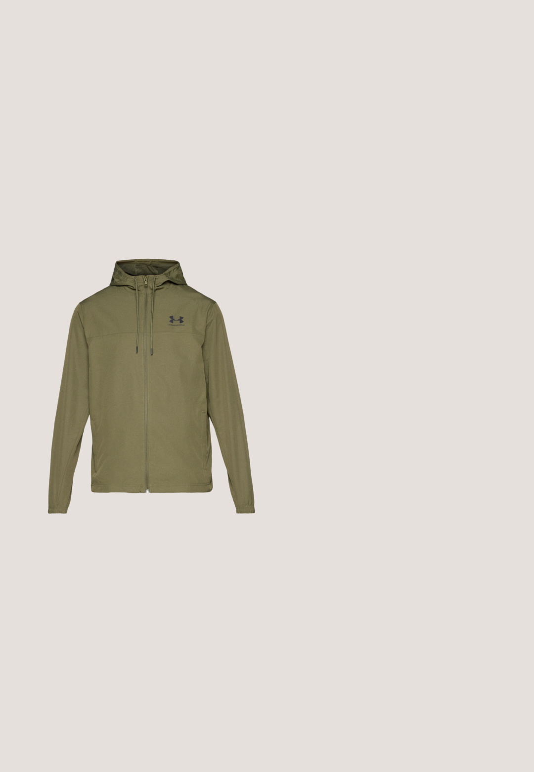 Veste légère vert olive avec fermeture éclair à l'avant, capuche réglable et logo noir sur la poitrine. Elle dispose de manches longues et de poches latérales.; Sweatshirt gris en tissu mélangé coton, avec un col rond, des épaules tombantes et un petit logo blanc sur la poitrine.; T-shirt à col rond à manches courtes de couleur blanche unie, fabriqué en coton doux, avec un design simple sans motifs ni accents visibles.; Pantalons de sport noirs en tissu texturé, dotés d'une taille réglable, d'une poche latérale zippée et de chevrons resserrés.; Baskets blanches avec une tige en cuir lisse, des lacets plats et une semelle en caoutchouc épaisse. Le design minimaliste présente des coutures discrètes et des accents sans couture.; Sac à dos en nylon noir avec plusieurs compartiments zippés et une poignée supérieure marquée sur fond blanc uni.